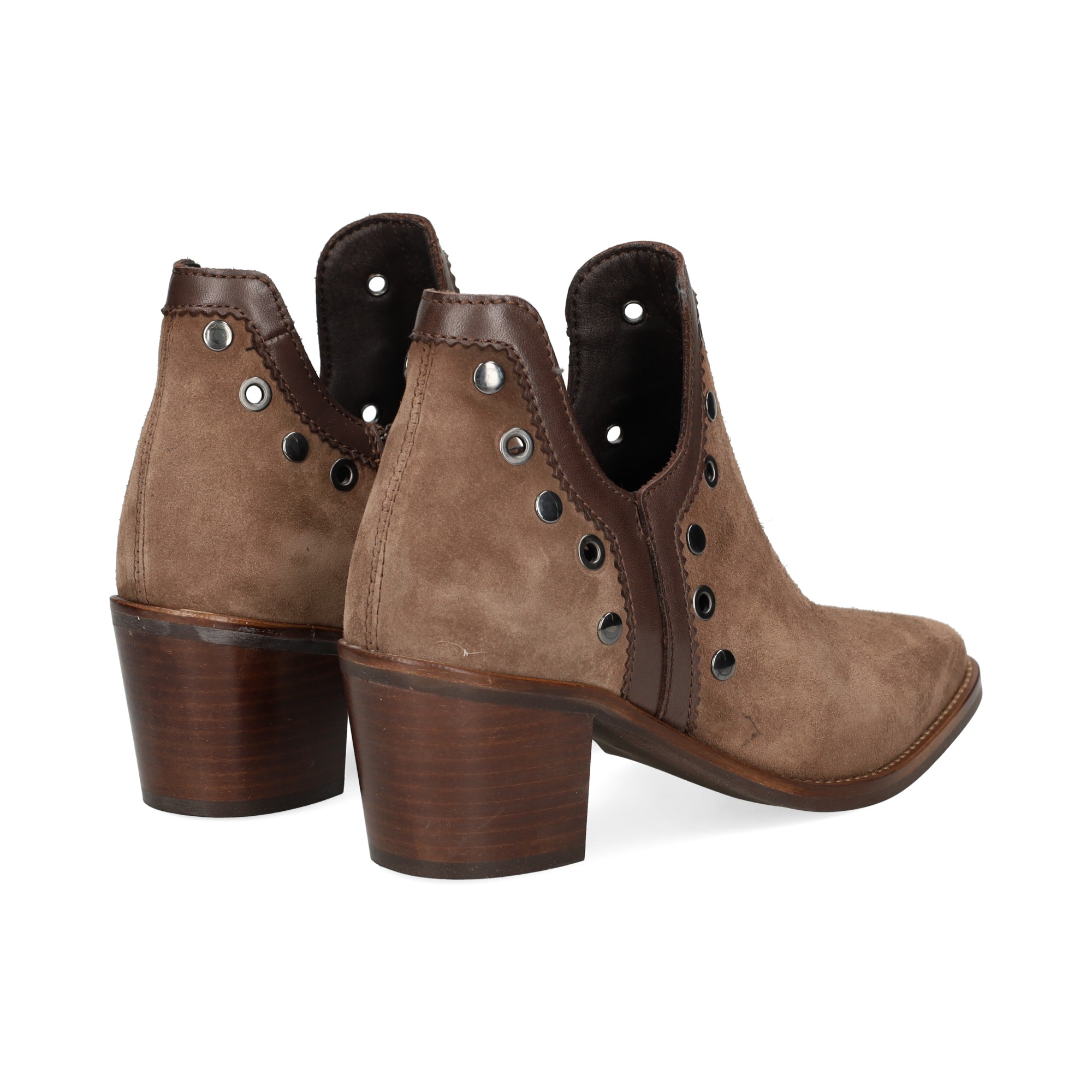 botin-cowboy-tachas-ante-marron