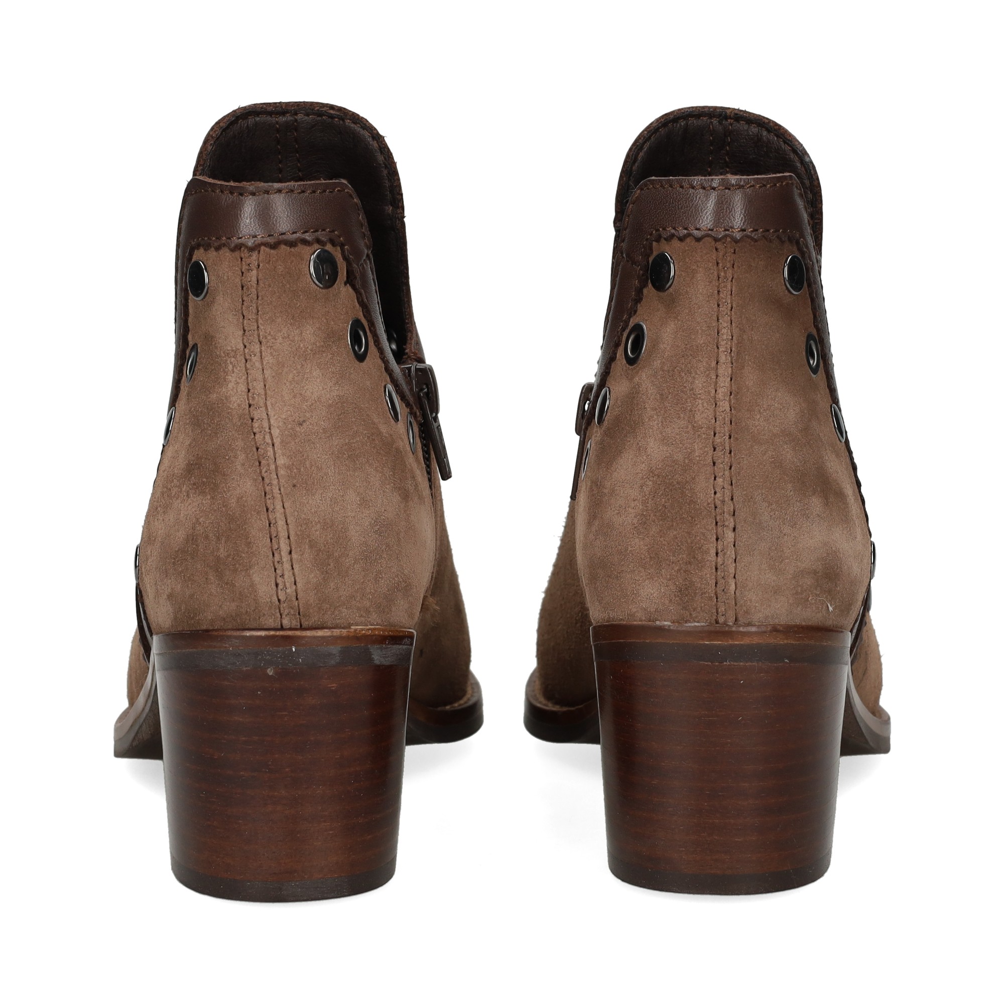 botin-cowboy-tachas-ante-marron