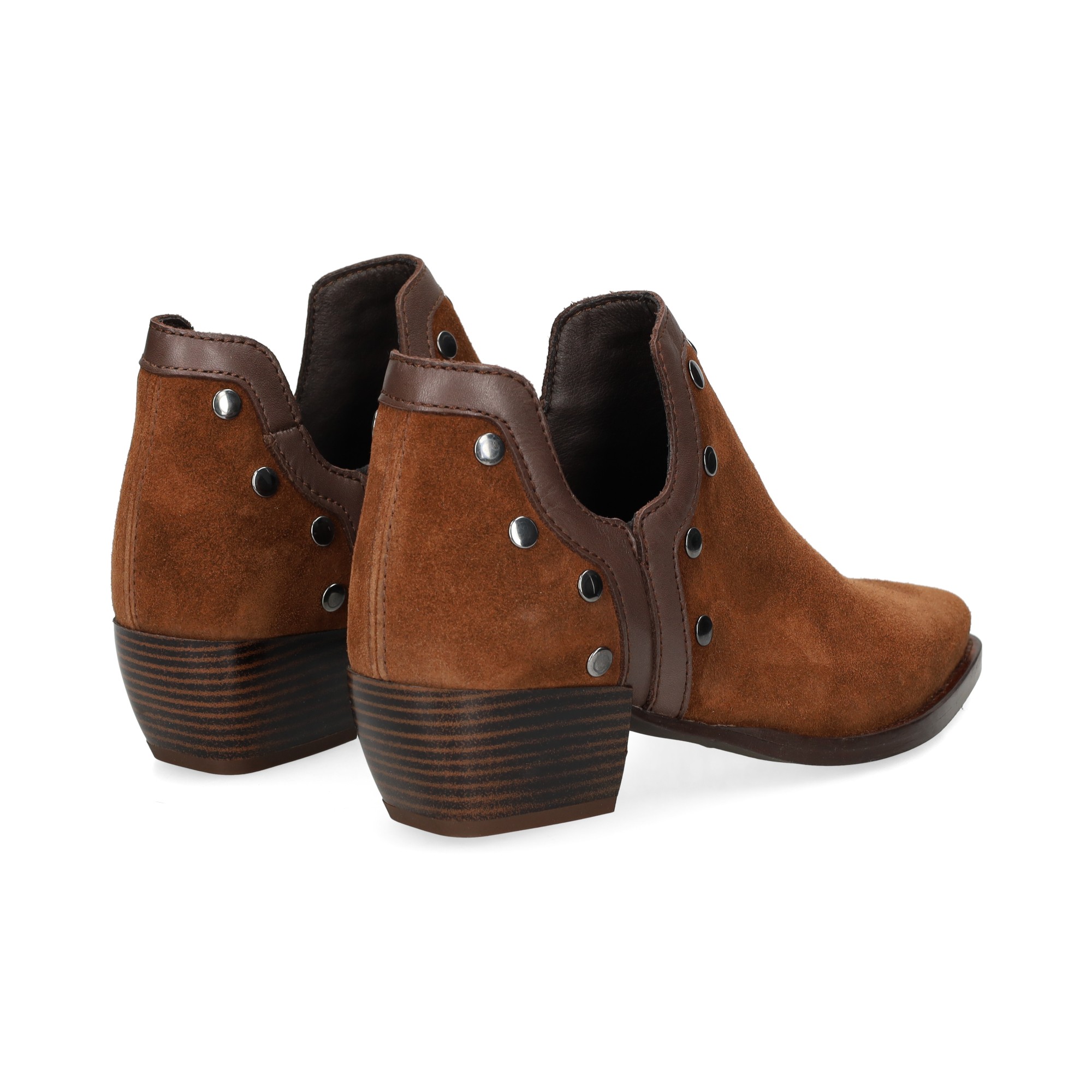 botin-cowboy-tachas-ante-marron