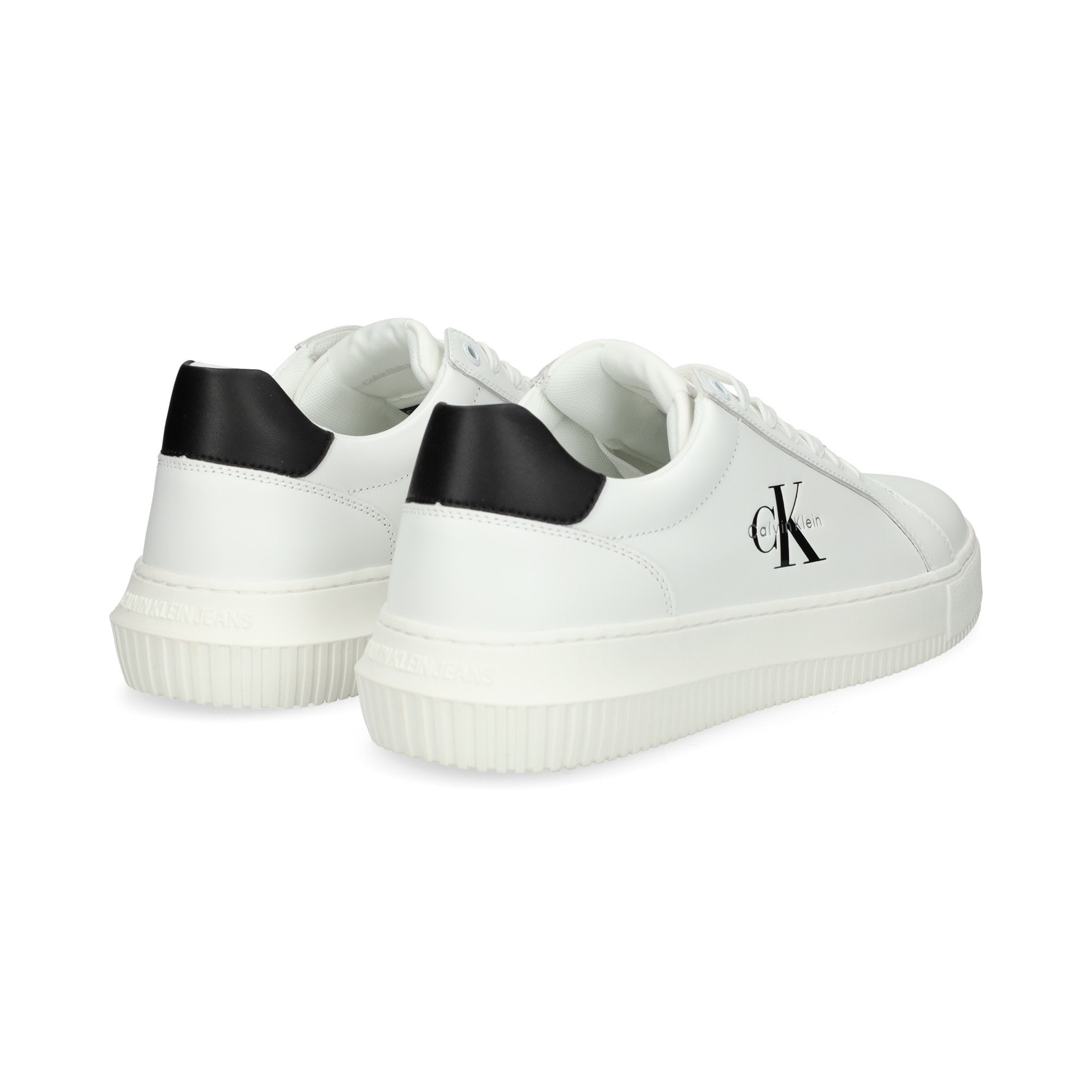 talon-negro-deportivo-piel-blanco