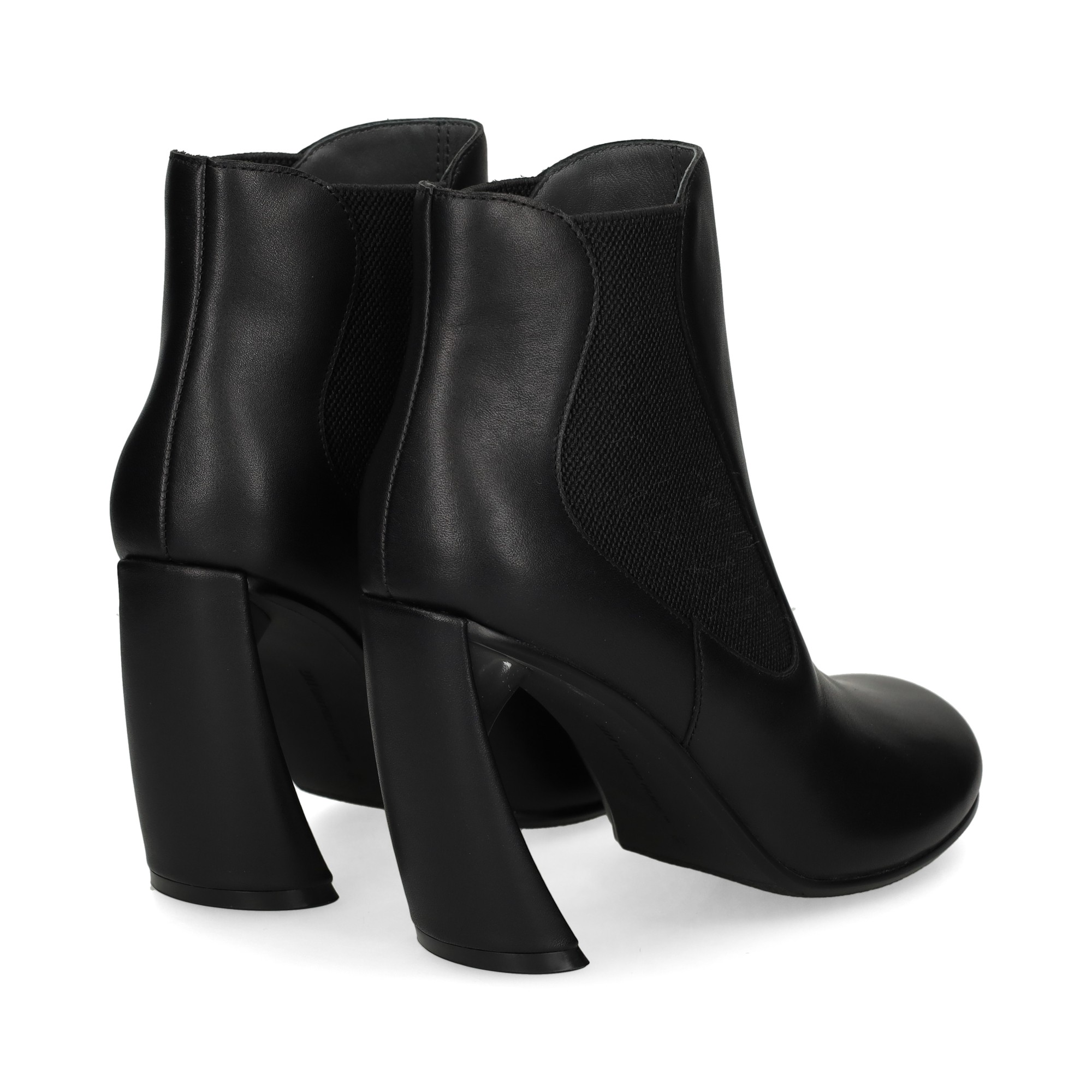 botin-elasticos-lados-piel-negro