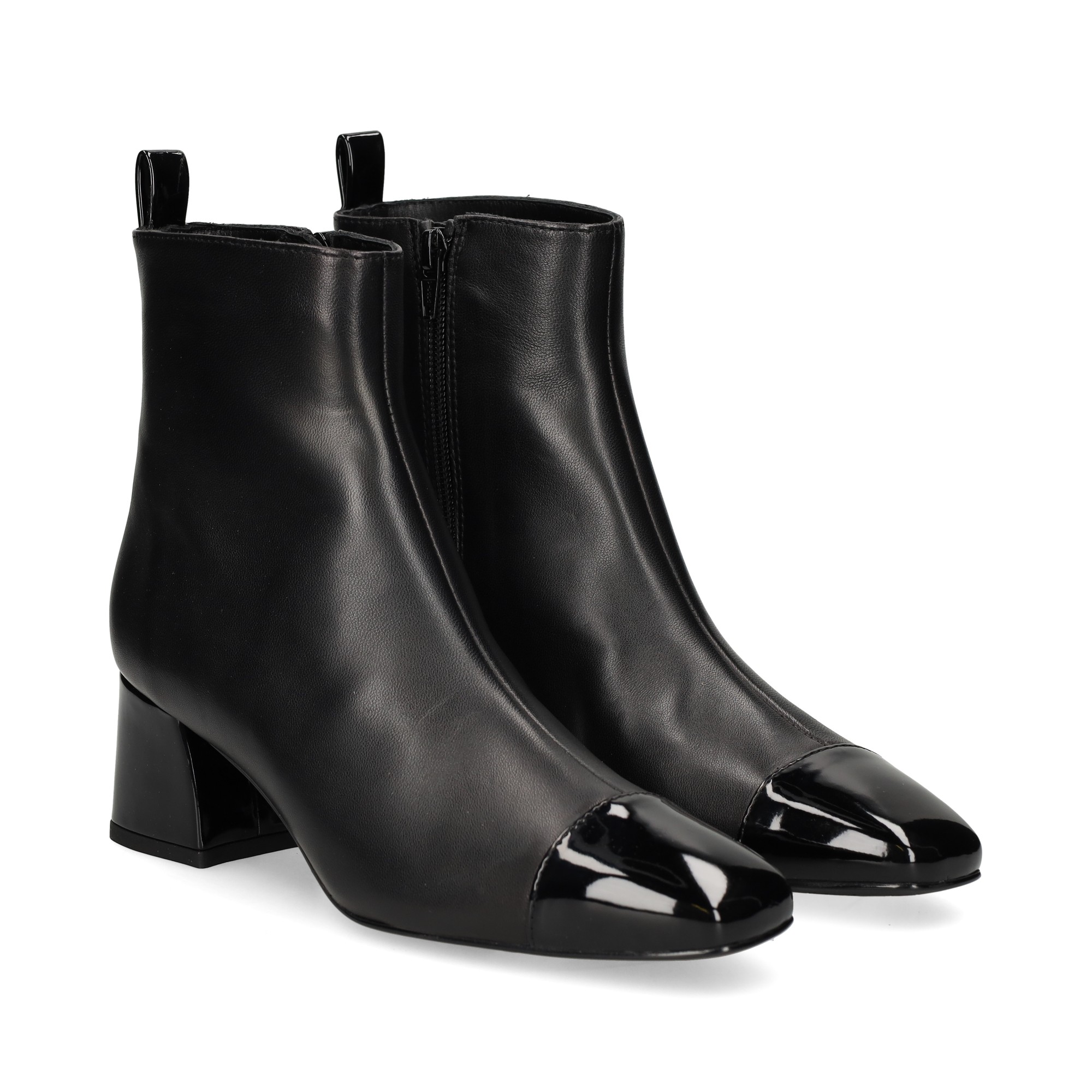 botin-punta-charol-piel-negro