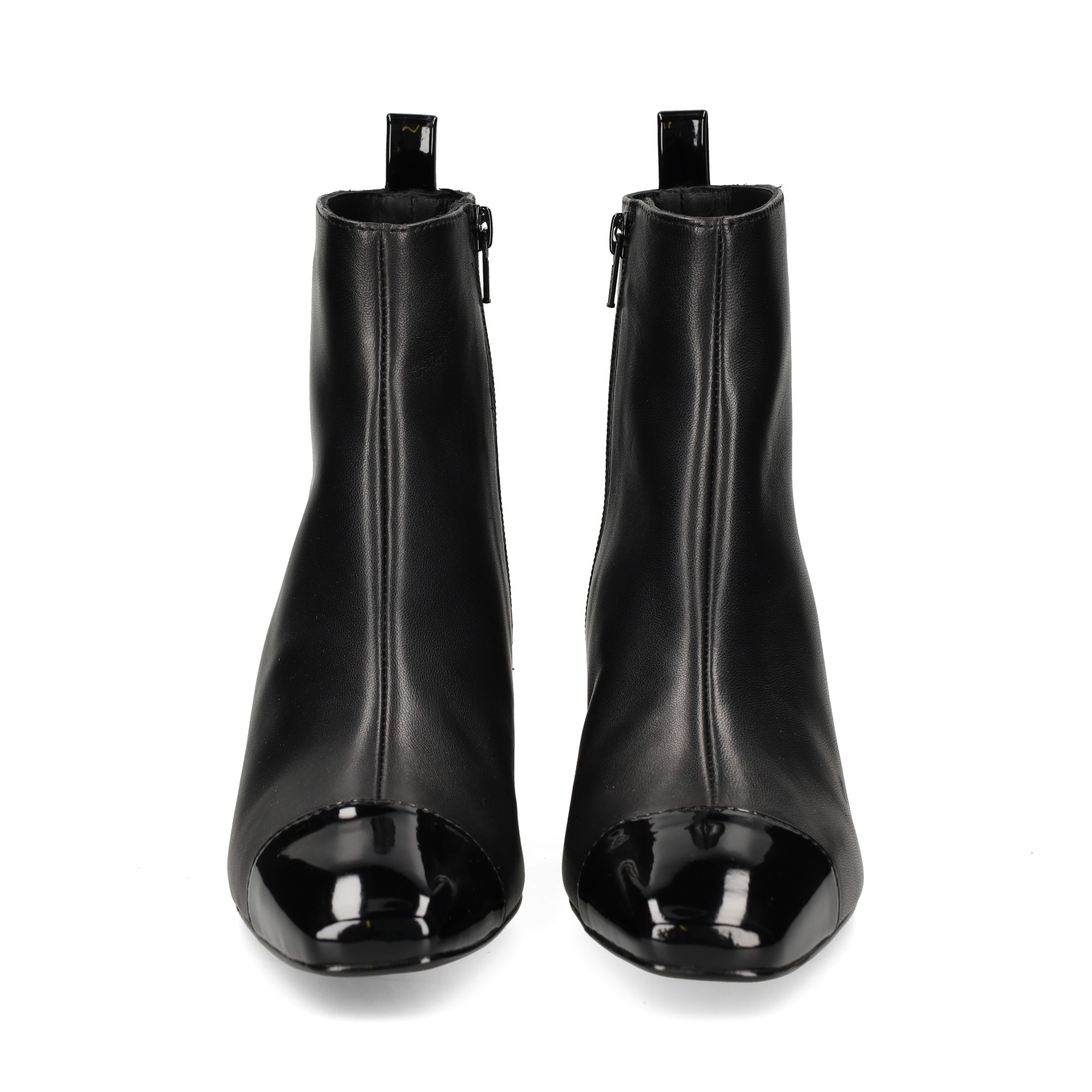 botin-punta-charol-piel-negro