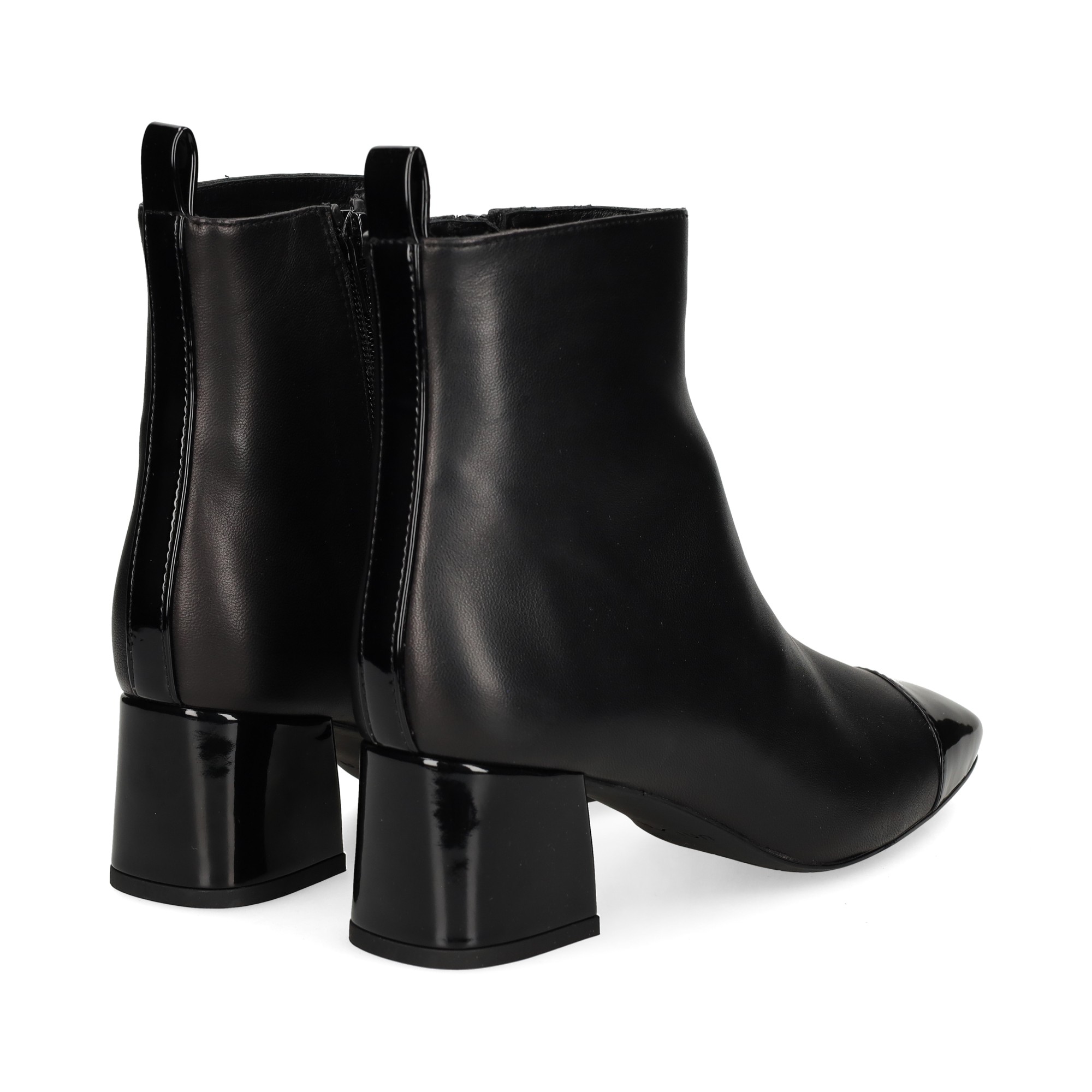 botin-punta-charol-piel-negro