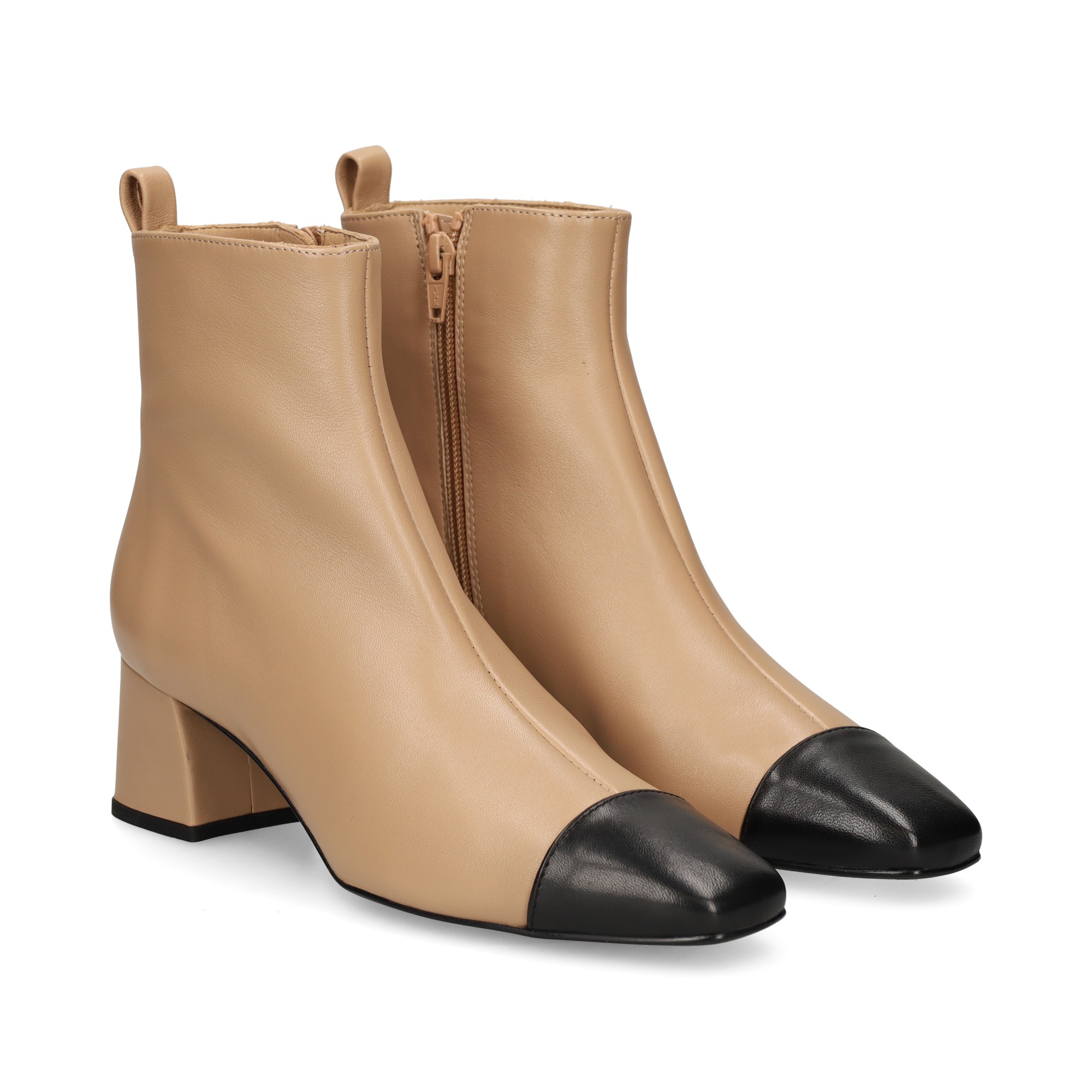 botin-punta-negro-piel-beige