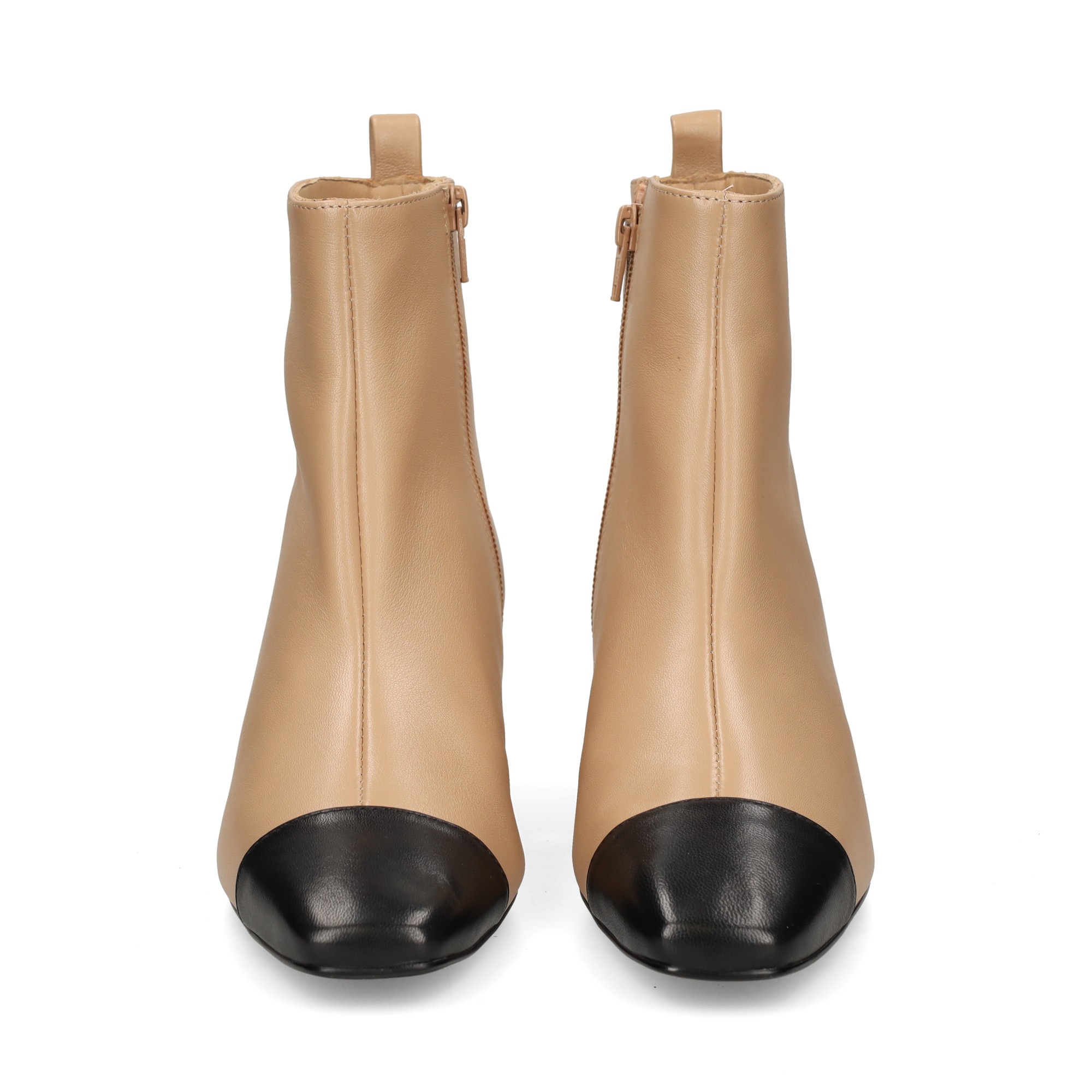 botin-punta-negro-piel-beige