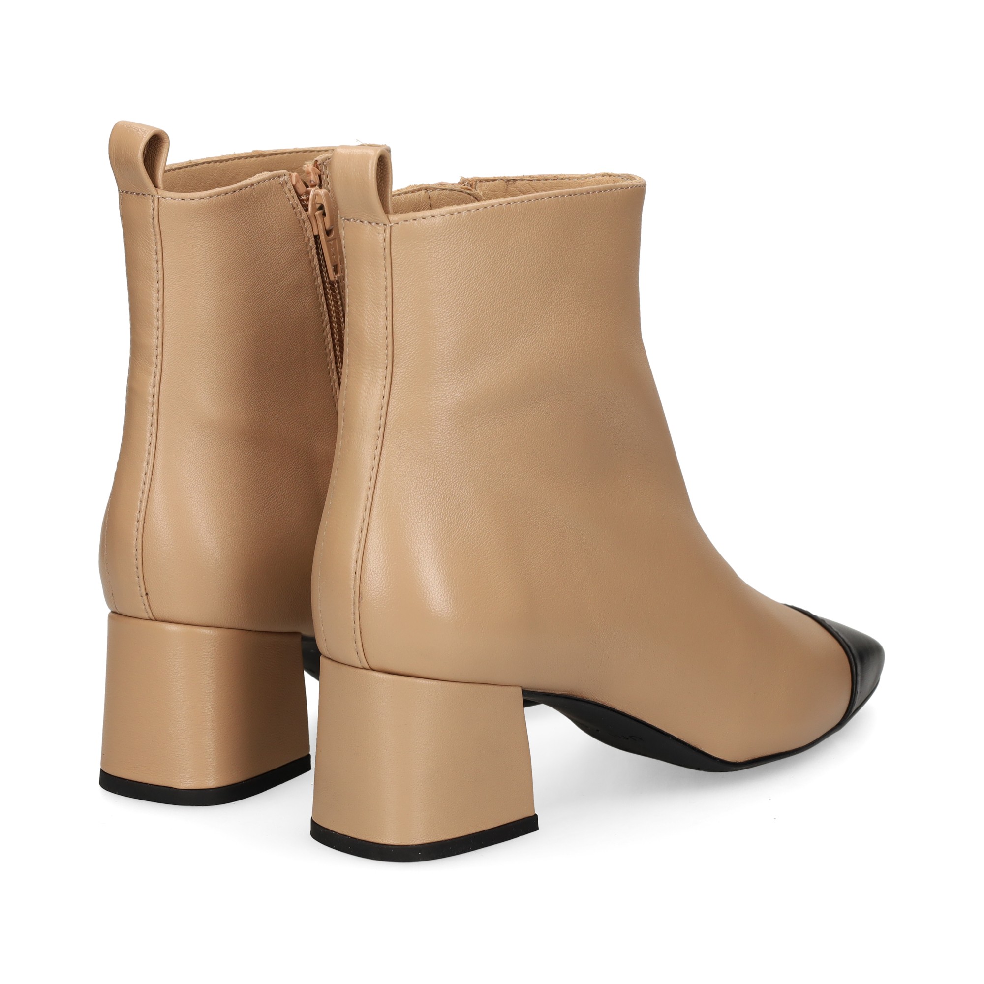 botin-punta-negro-piel-beige