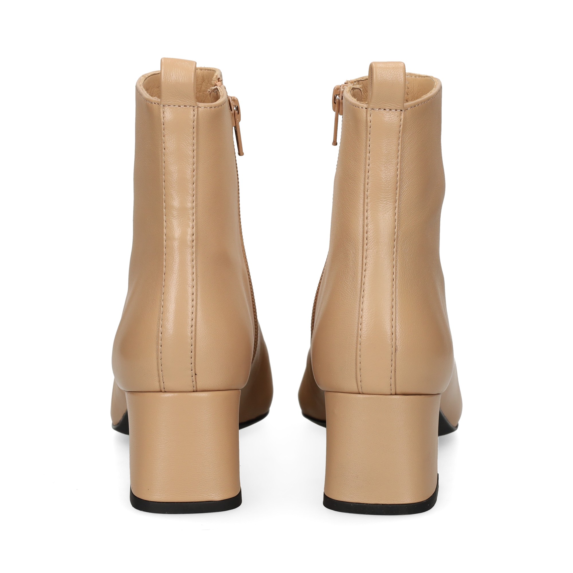 botin-punta-negro-piel-beige