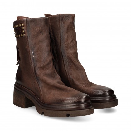 BOTIN CUADRO CON TACHAS PIEL MOKA