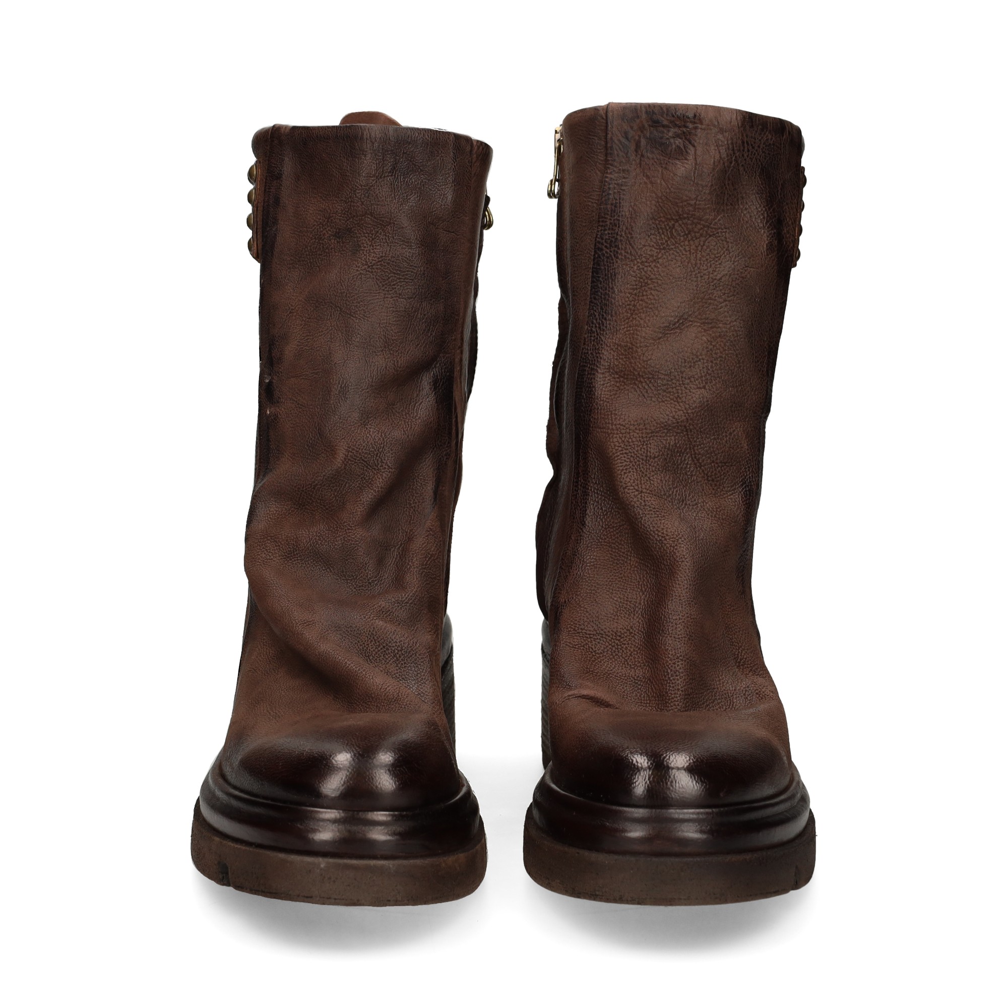 botin-cuadro-con-tachas-piel-moka