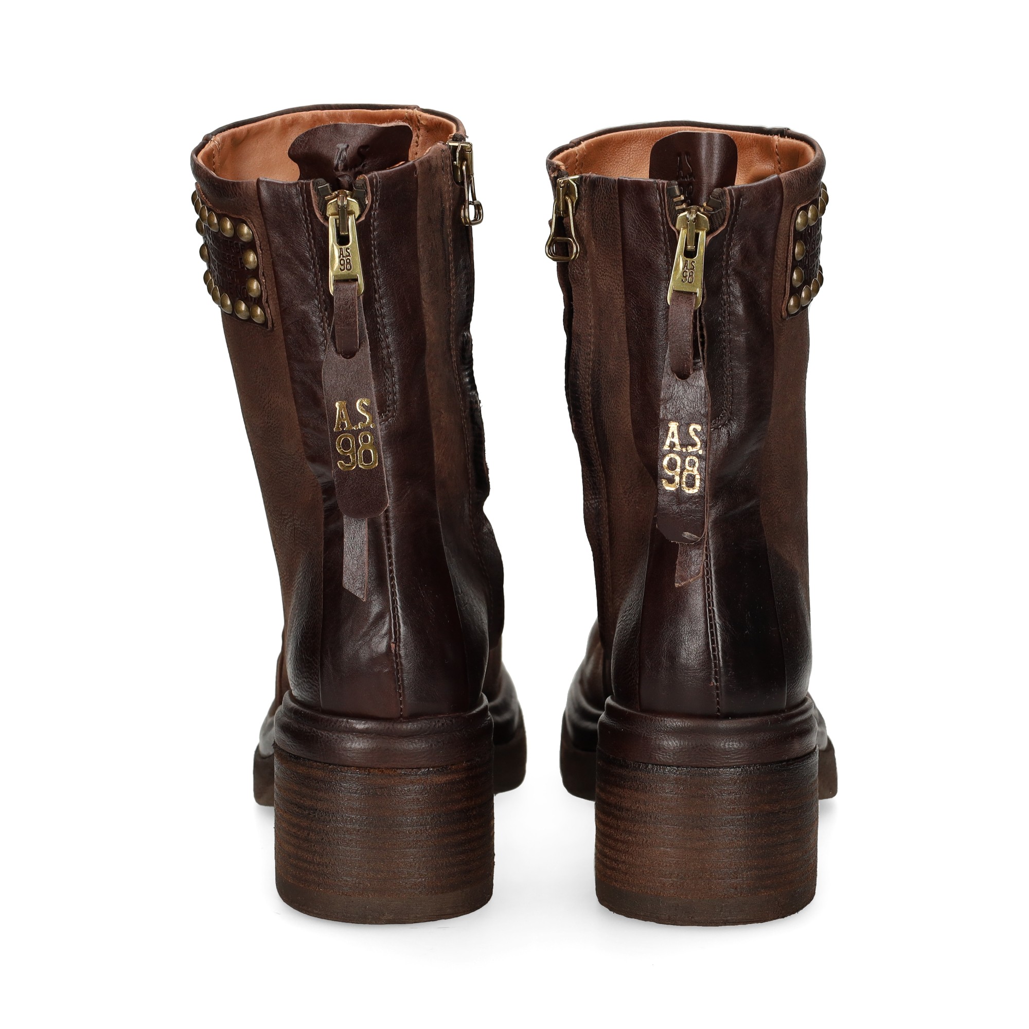 botin-cuadro-con-tachas-piel-moka