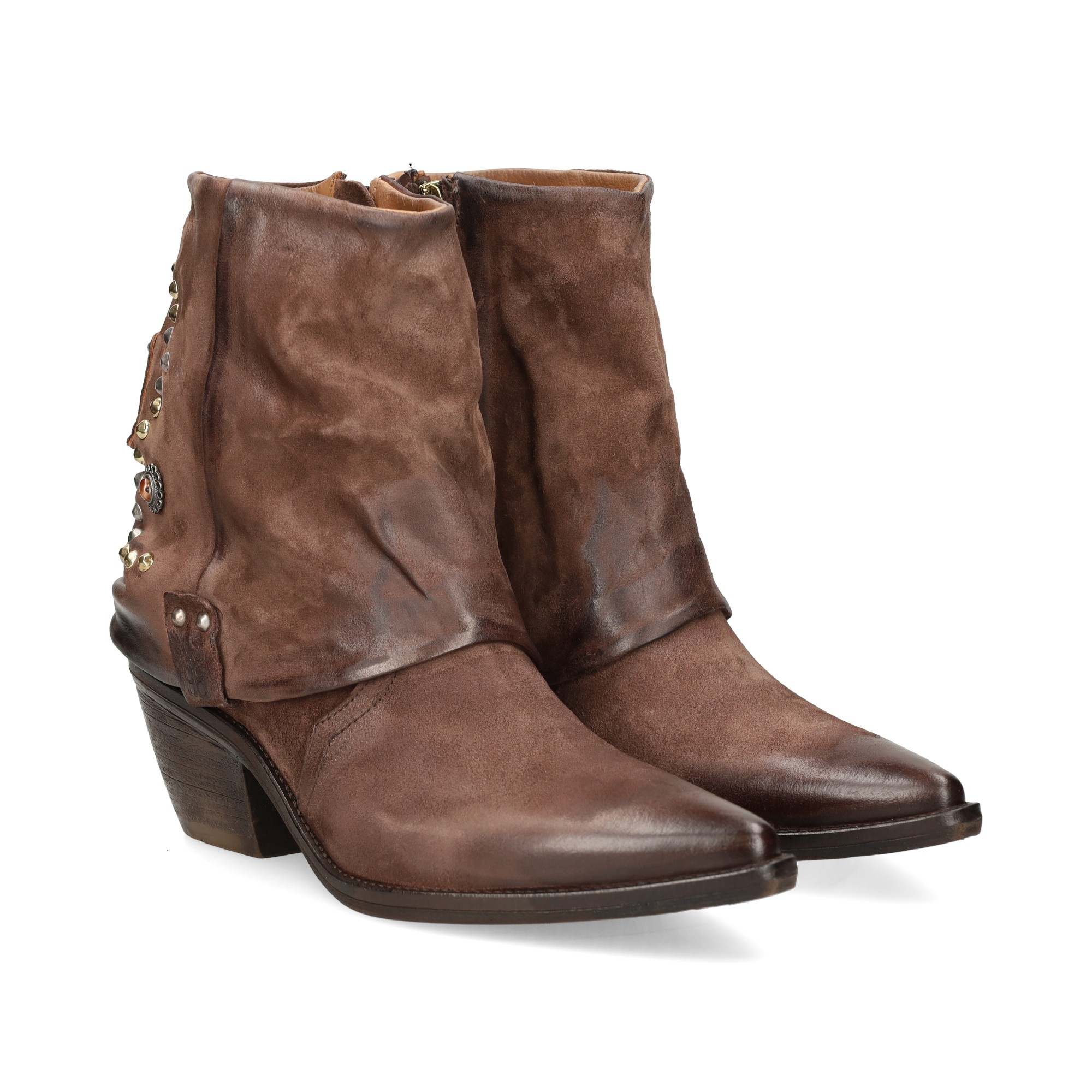 botin-cowboy-tachas-serraje-moka