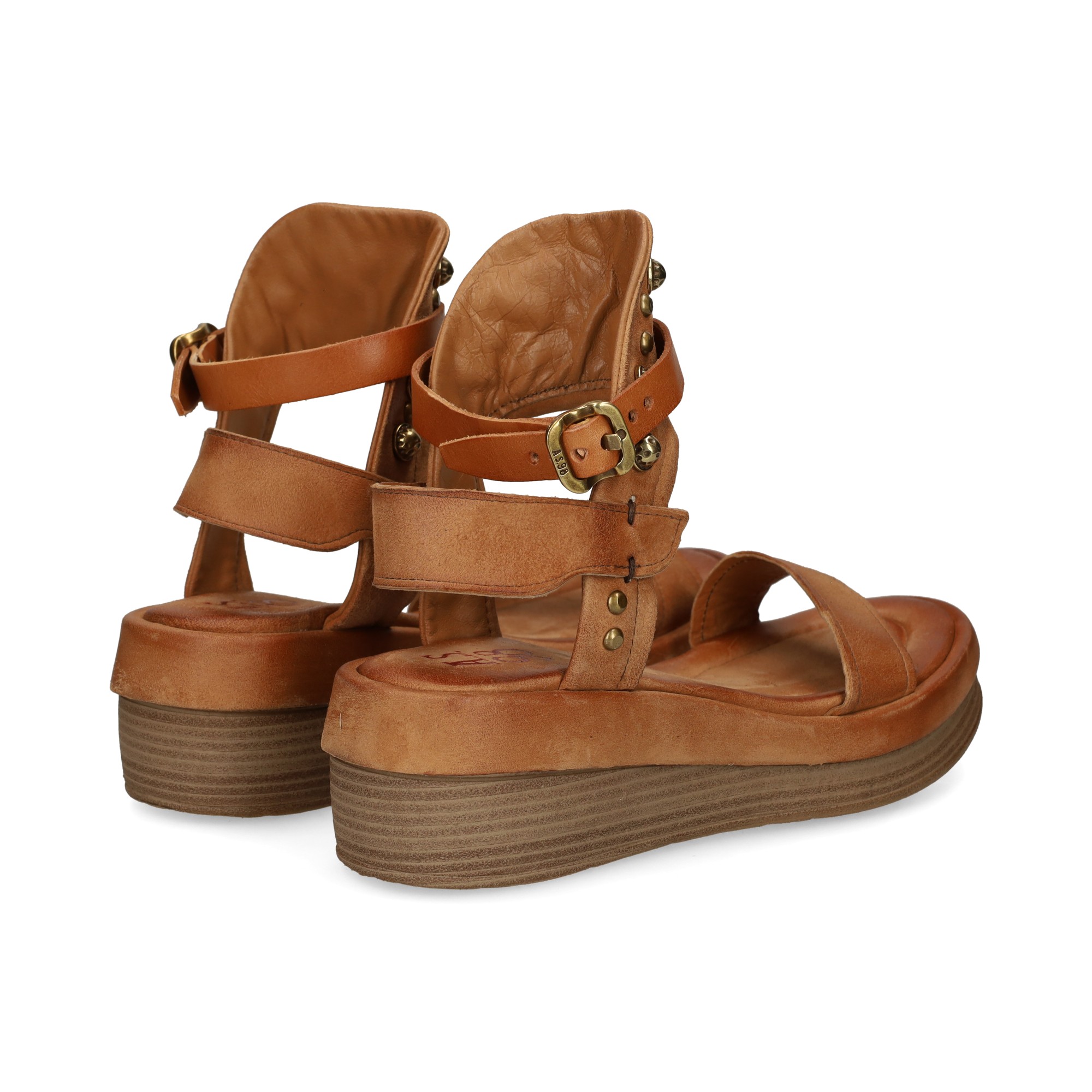 sandalia-tachas-talongilda-cuero