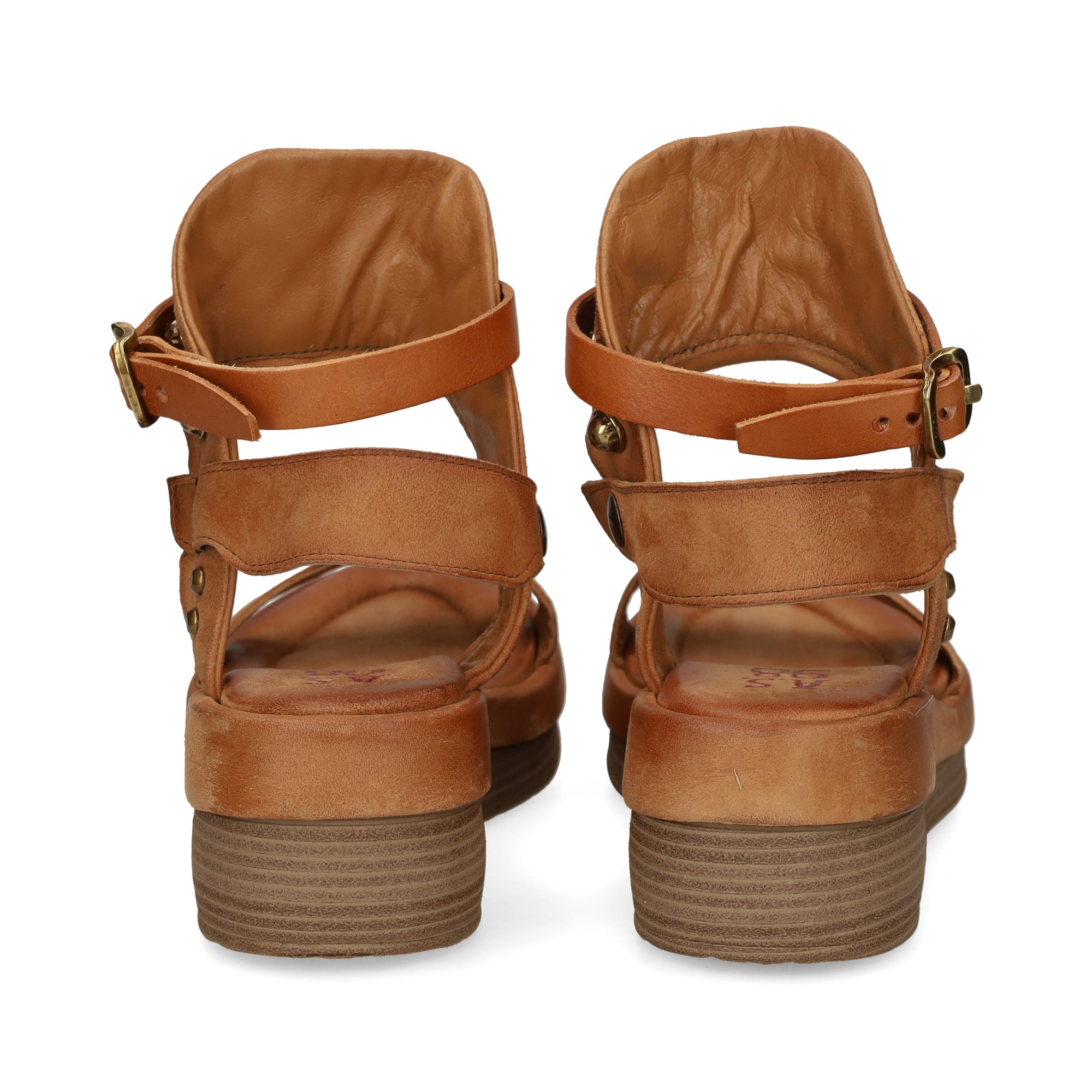 sandalia-tachas-talongilda-cuero