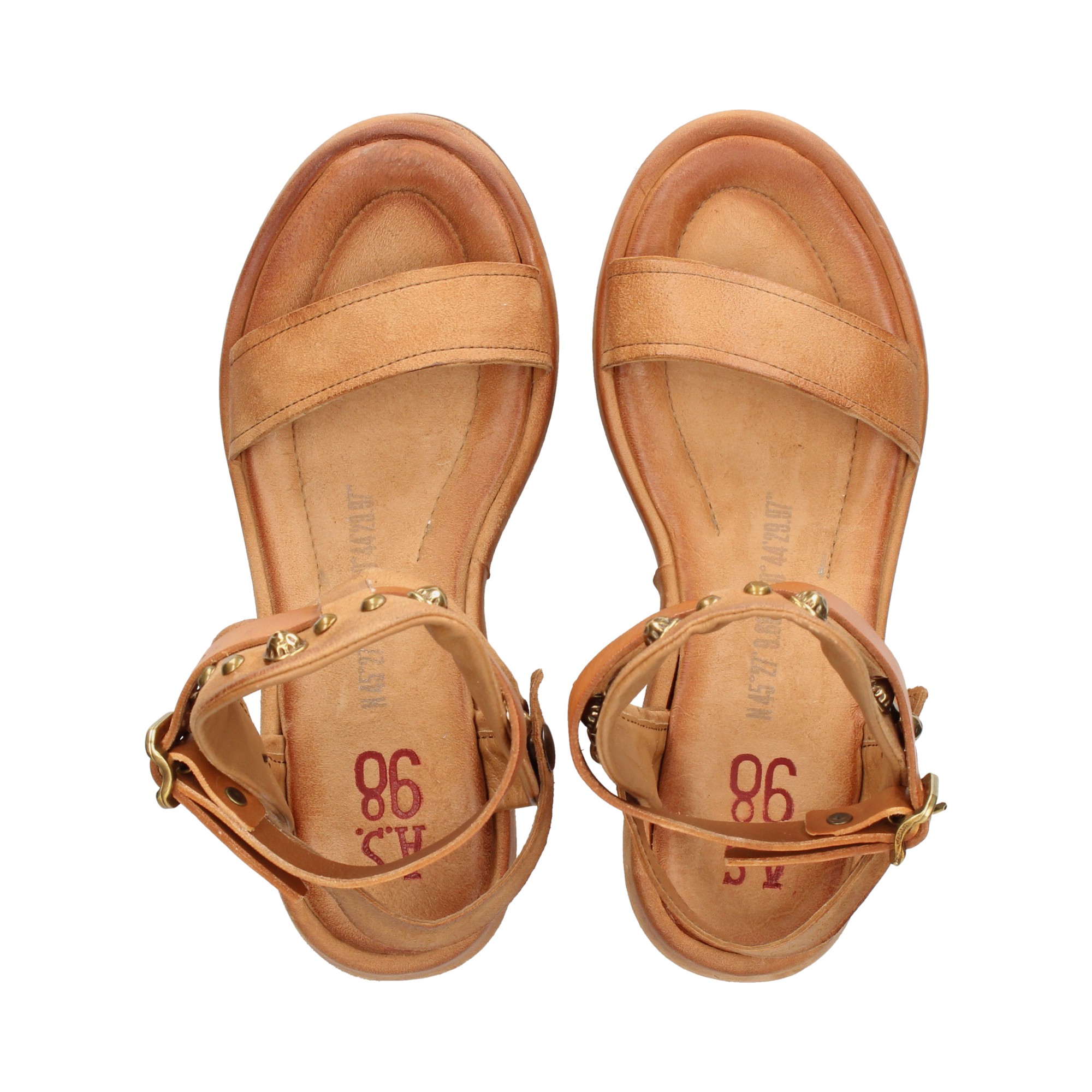 sandalia-tachas-talongilda-cuero