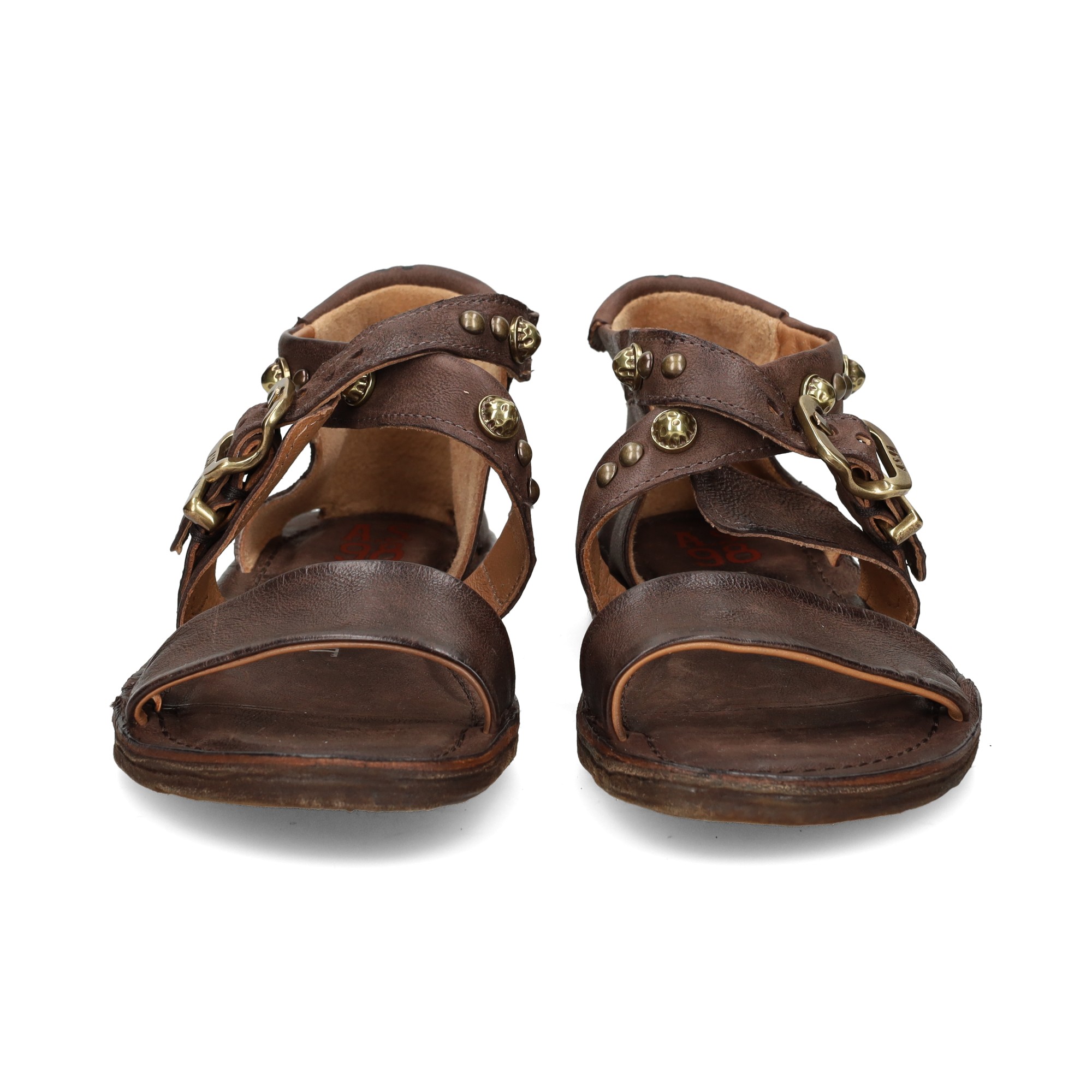 carmelita-cruzada-tachas-piel-moka