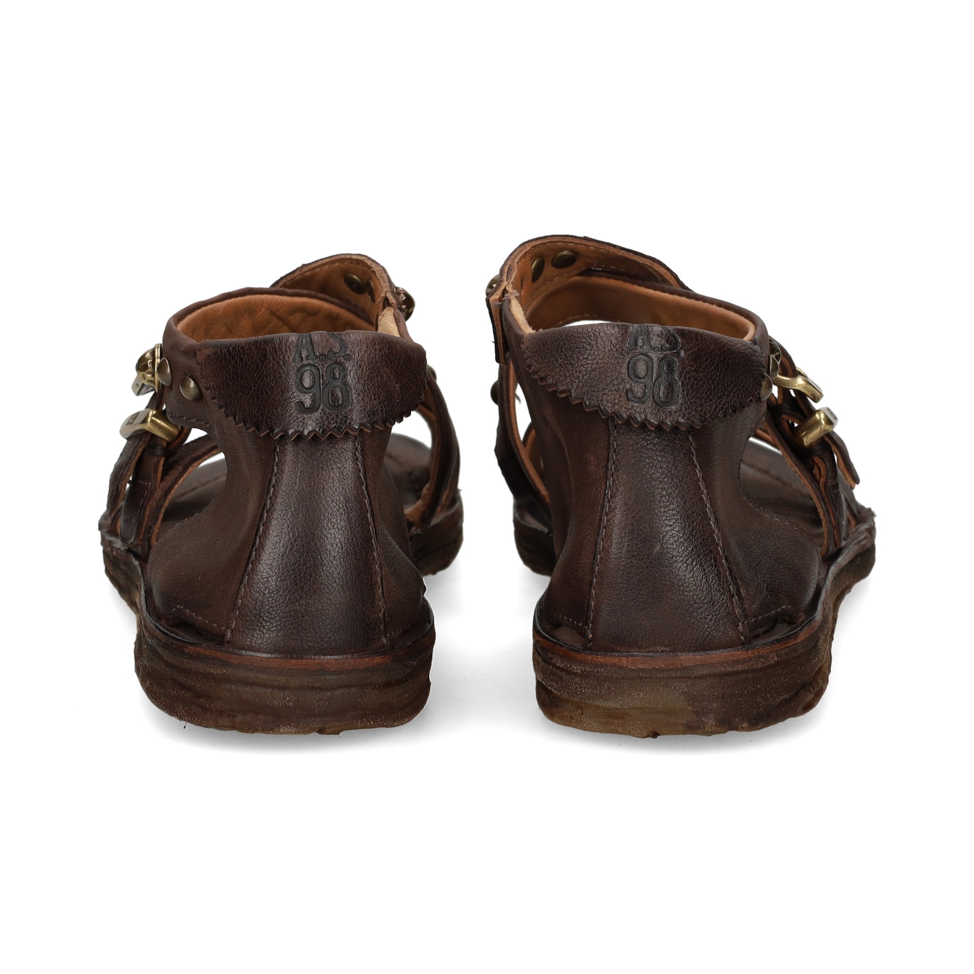 carmelita-cruzada-tachas-piel-moka