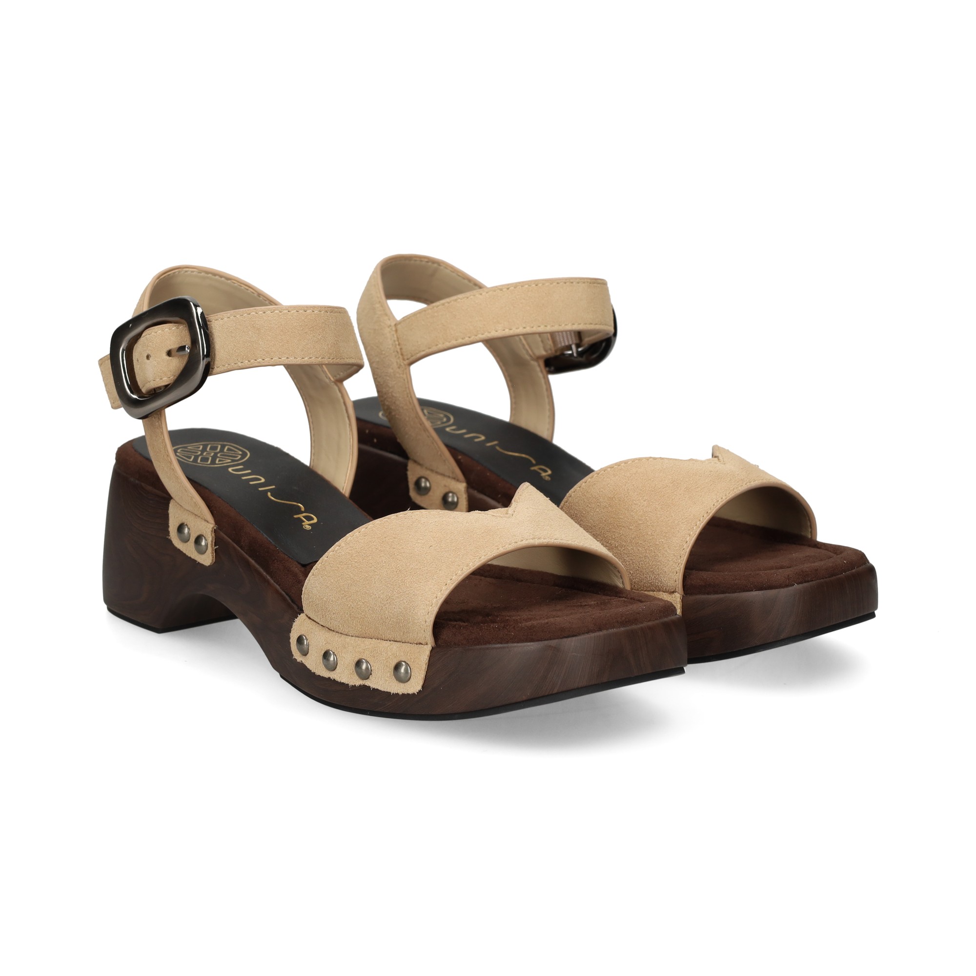 carmelita-tachas-ante-beige