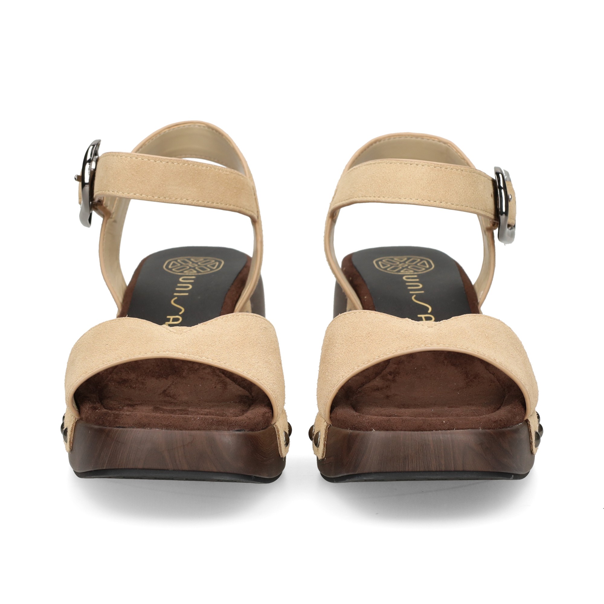 carmelita-tachas-ante-beige