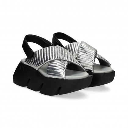 sandalia-cruzada-listas-plata