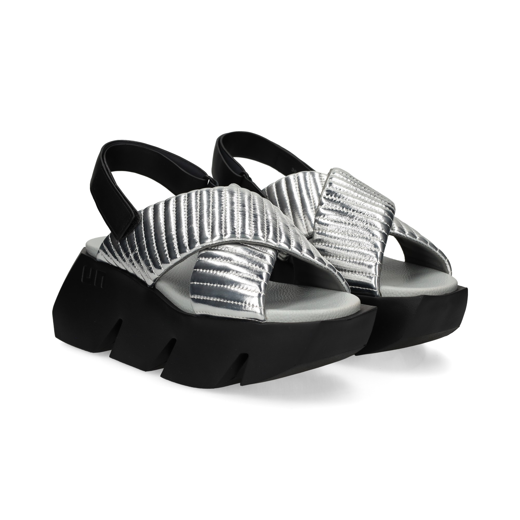 sandalia-cruzada-listas-plata