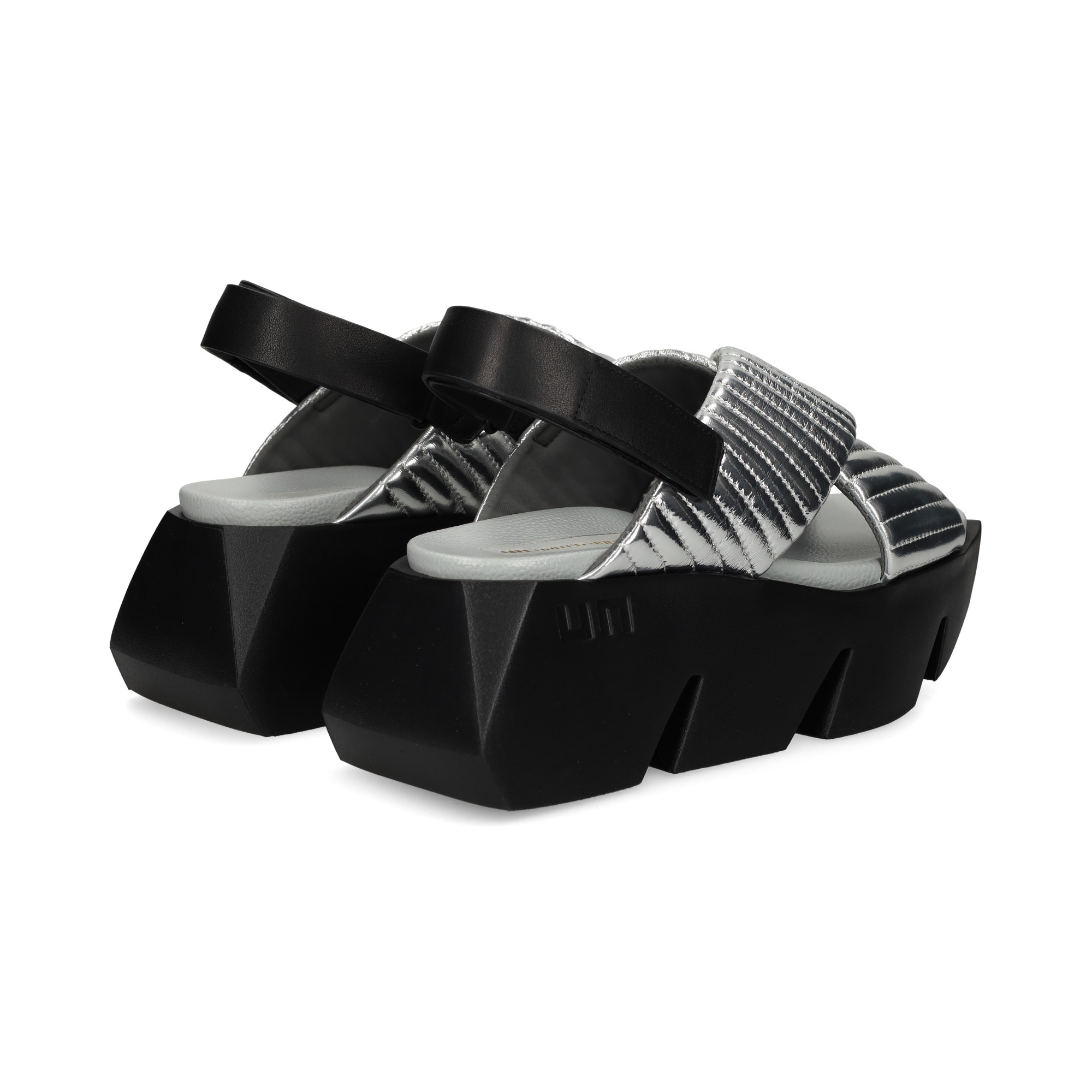 sandalia-cruzada-listas-plata