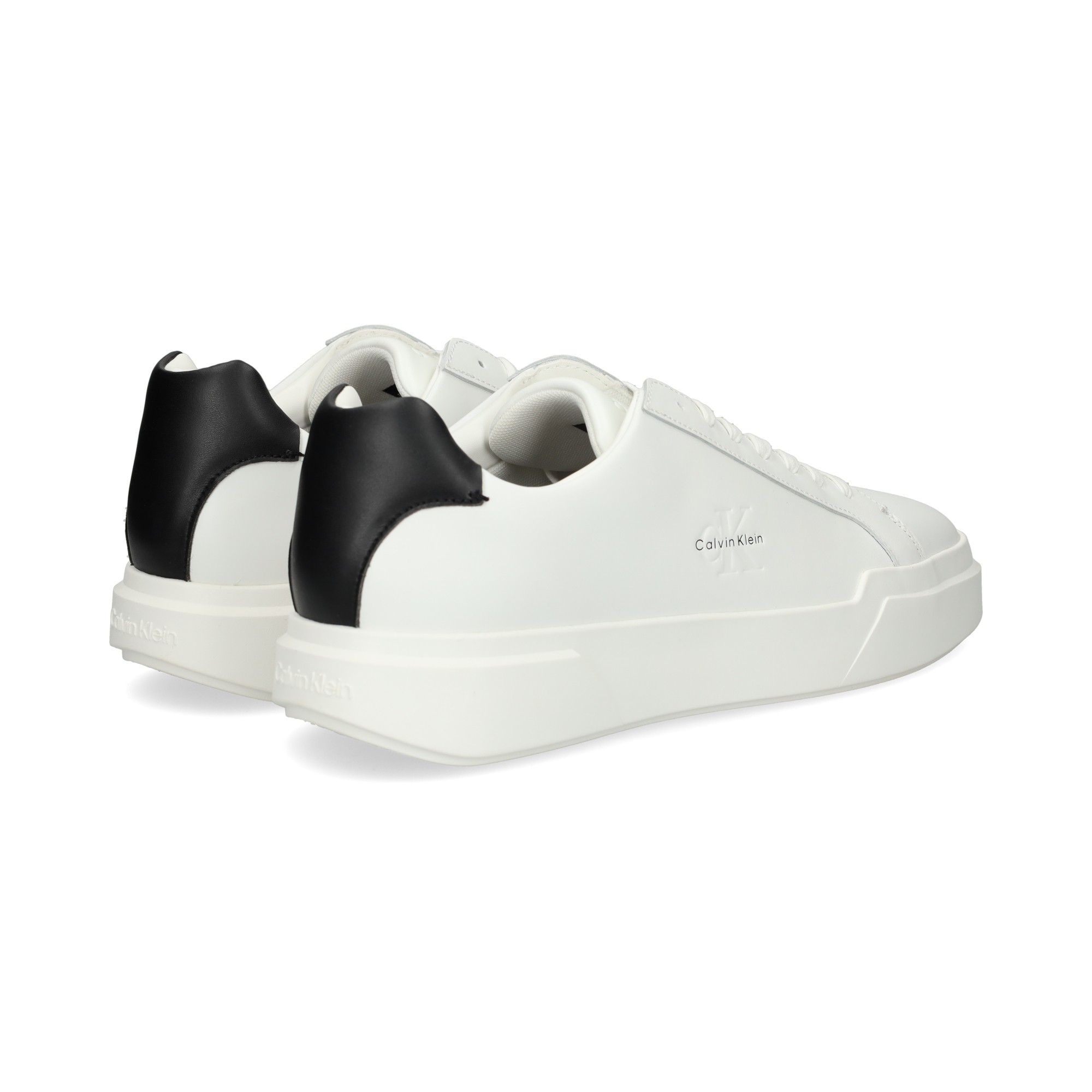 talon-negro-deportivo-piel-blanco