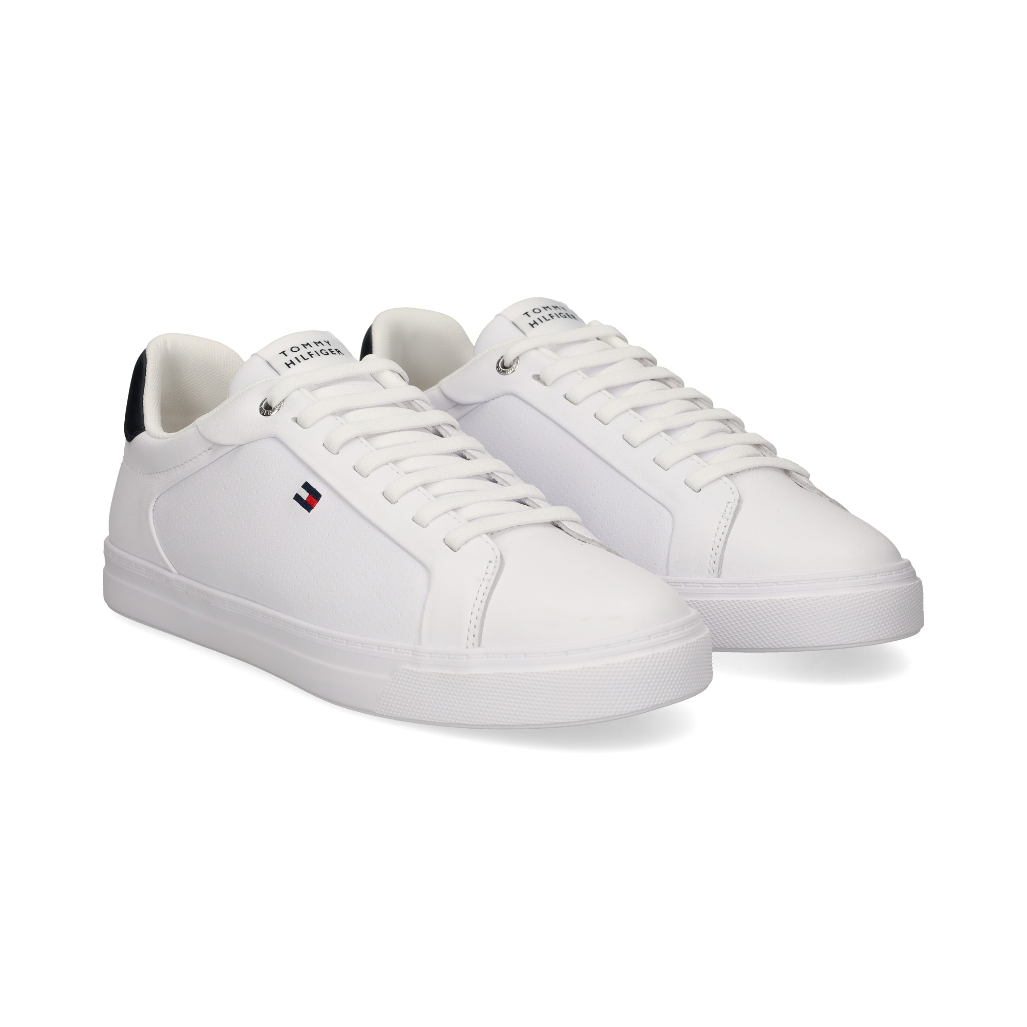 talon-negro-deportivo-piel-blanco