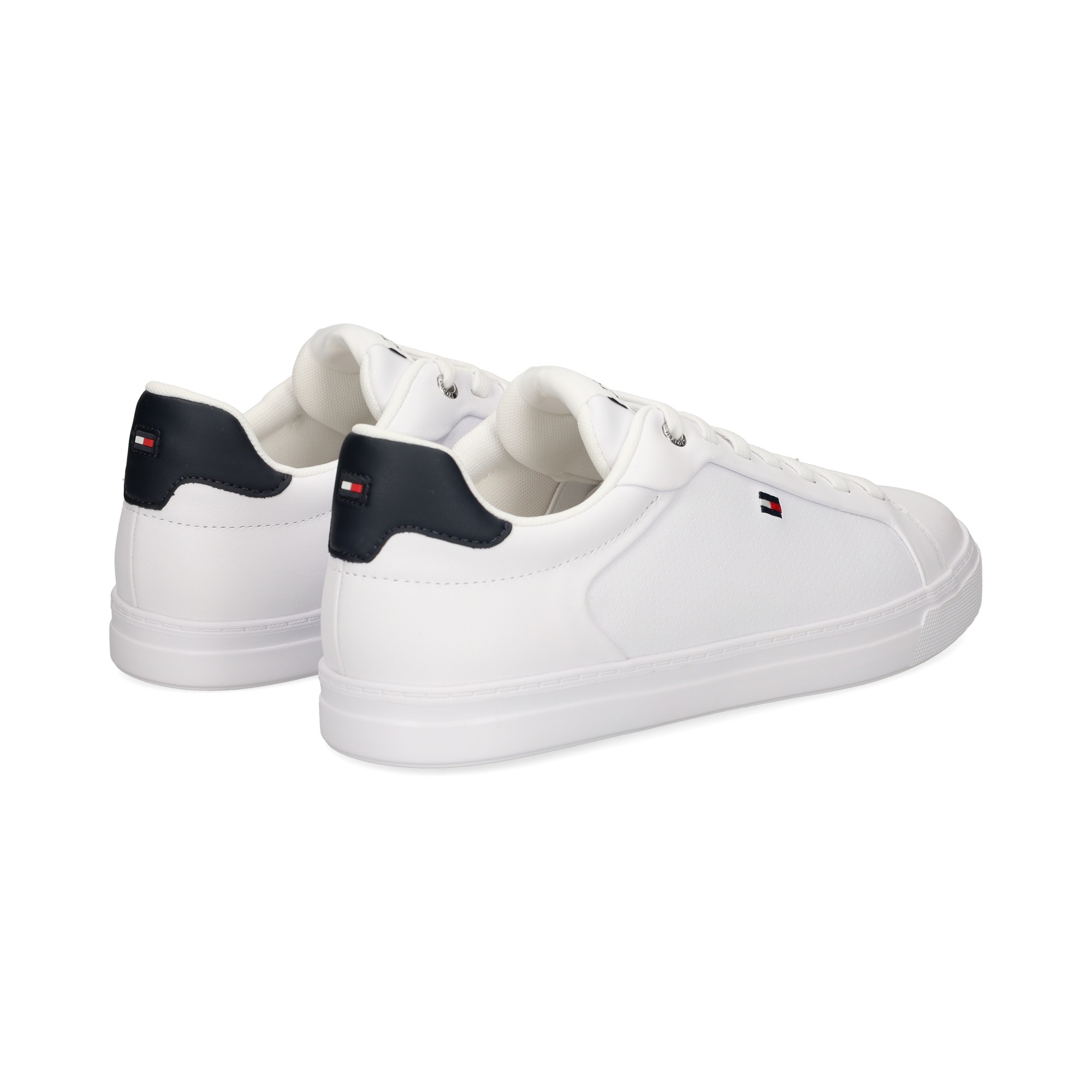 talon-negro-deportivo-piel-blanco