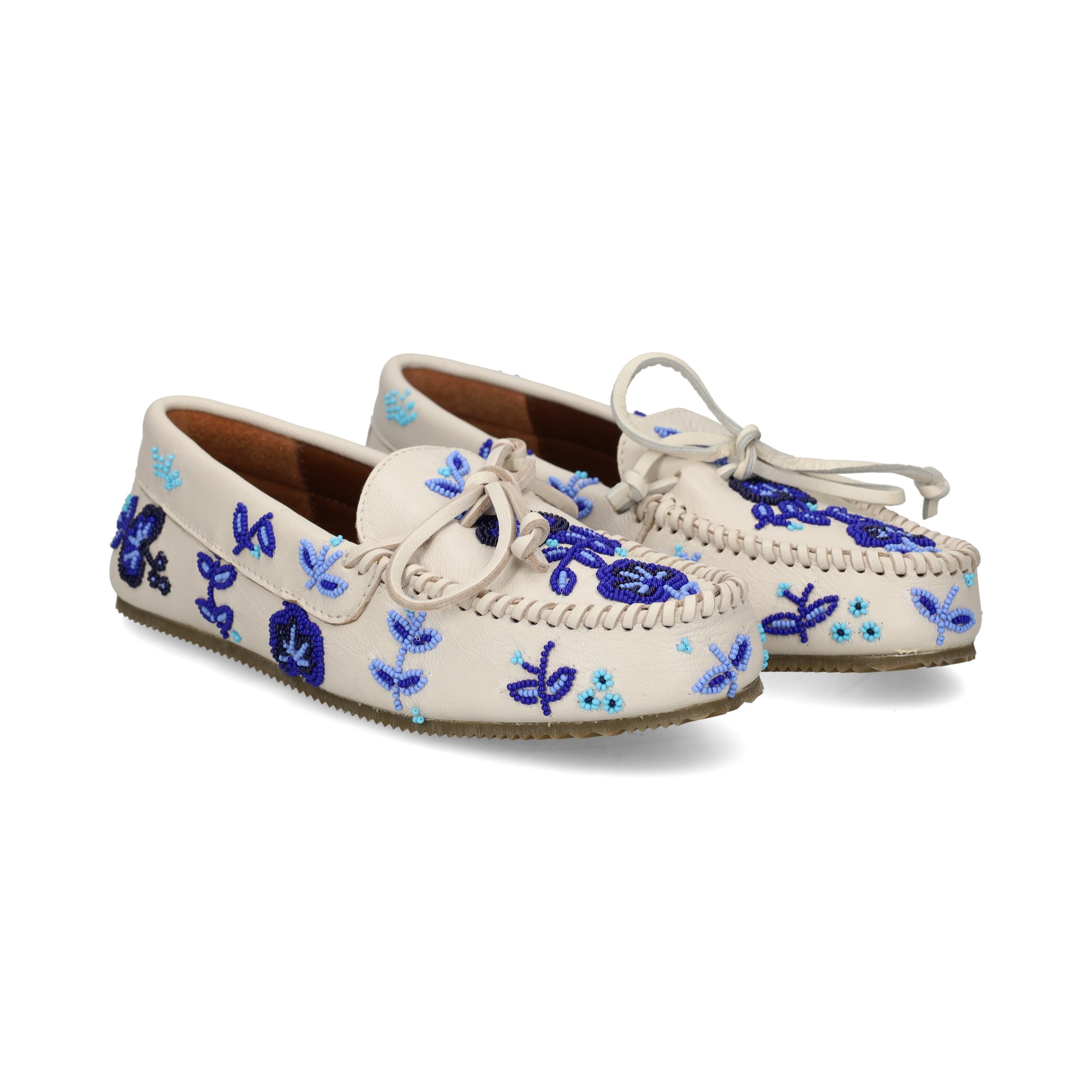 mocasin-cuentas-flores-azul-blanco