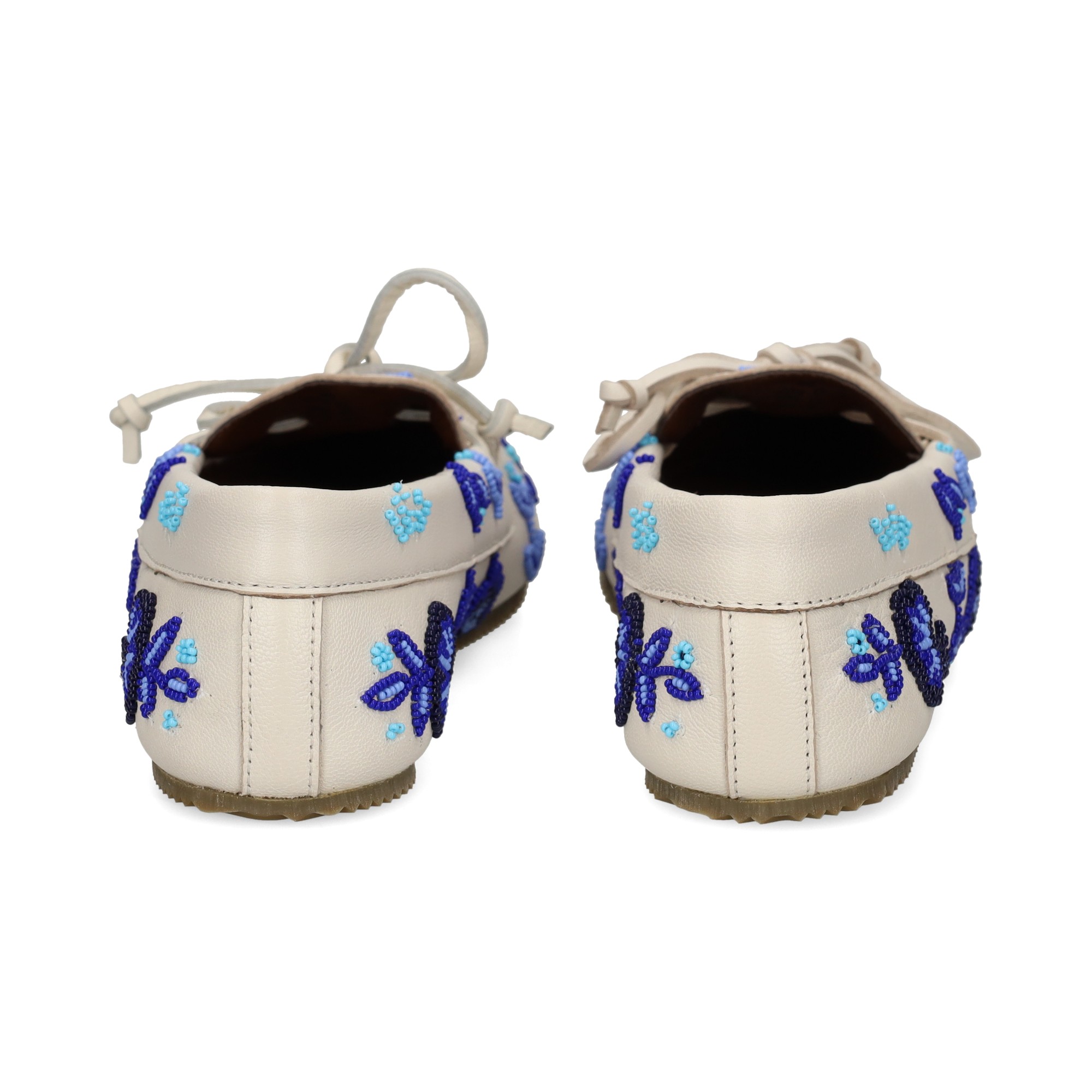 mocasin-cuentas-flores-azul-blanco