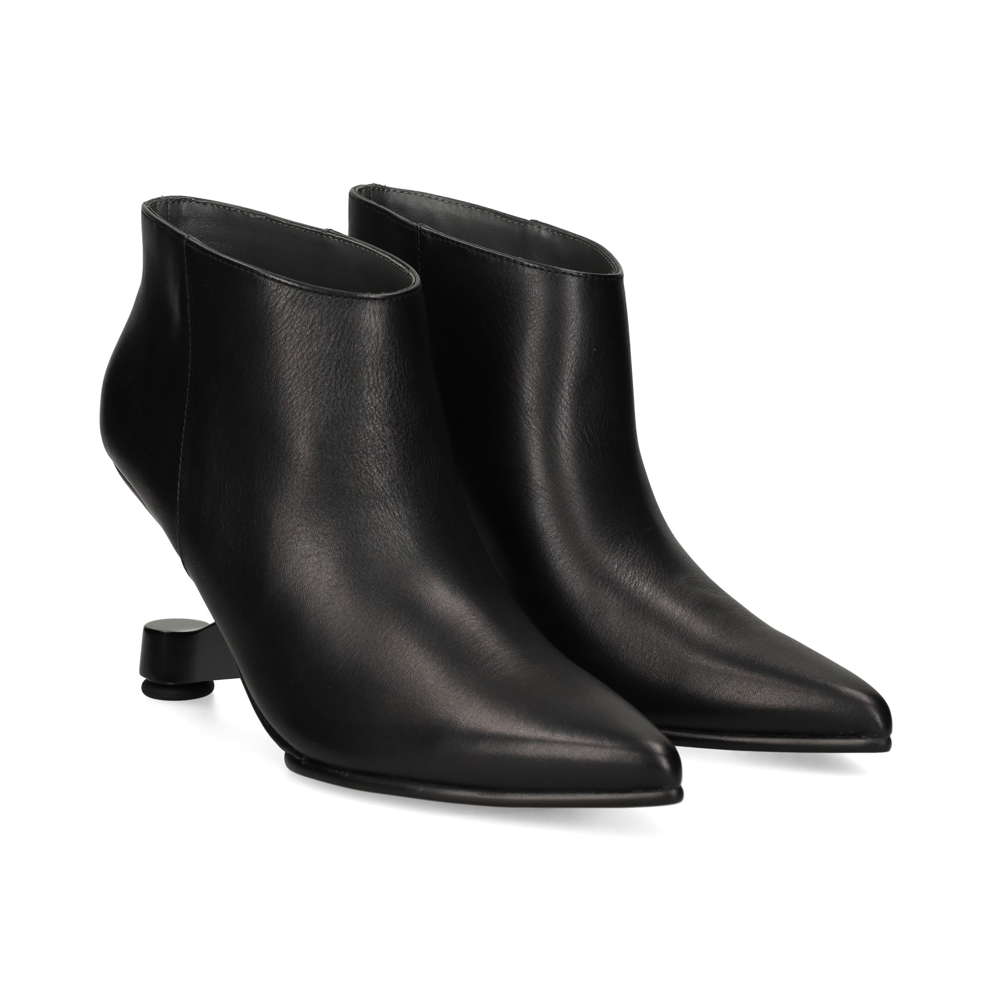 botin-tacon-metalico-piel-negro