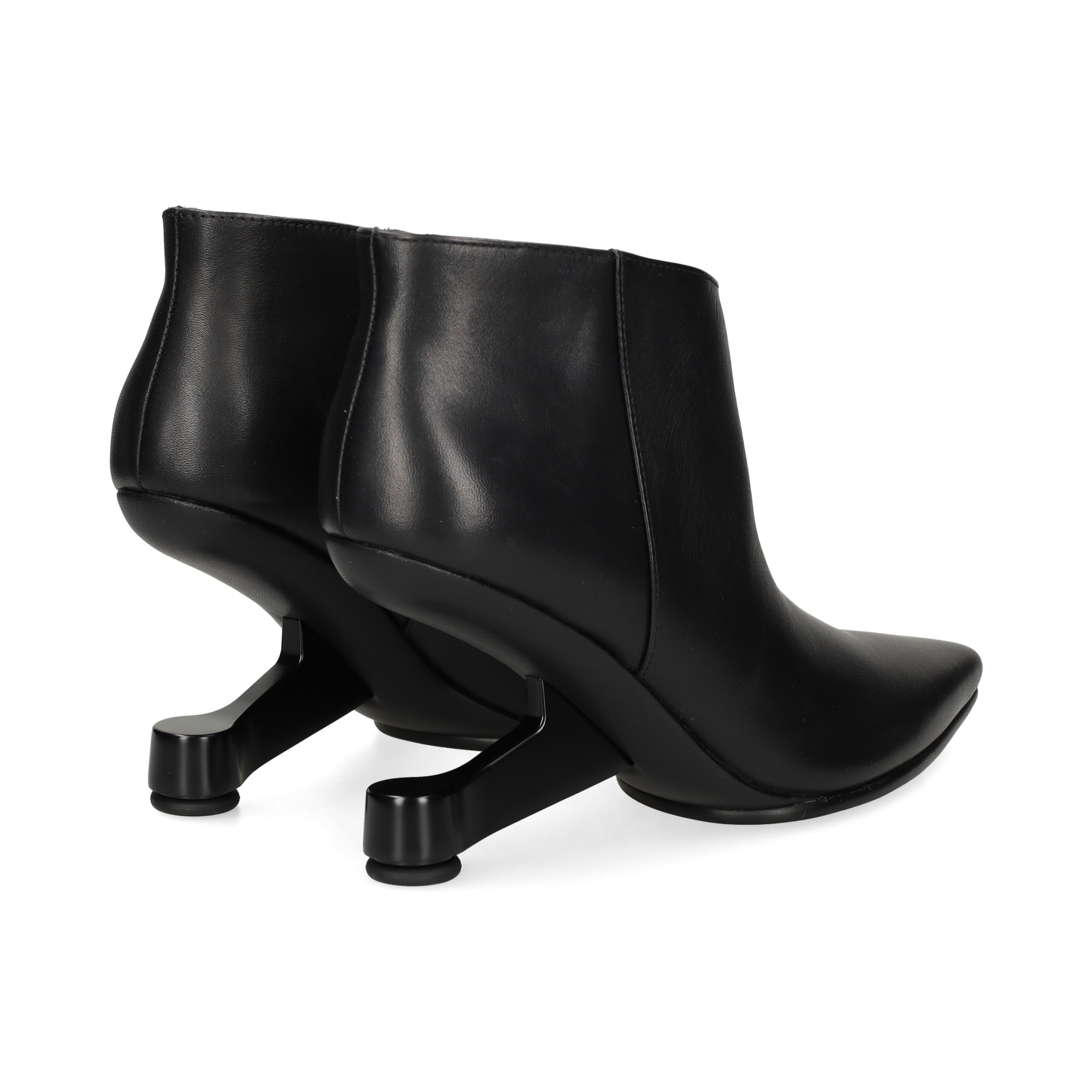 botin-tacon-metalico-piel-negro