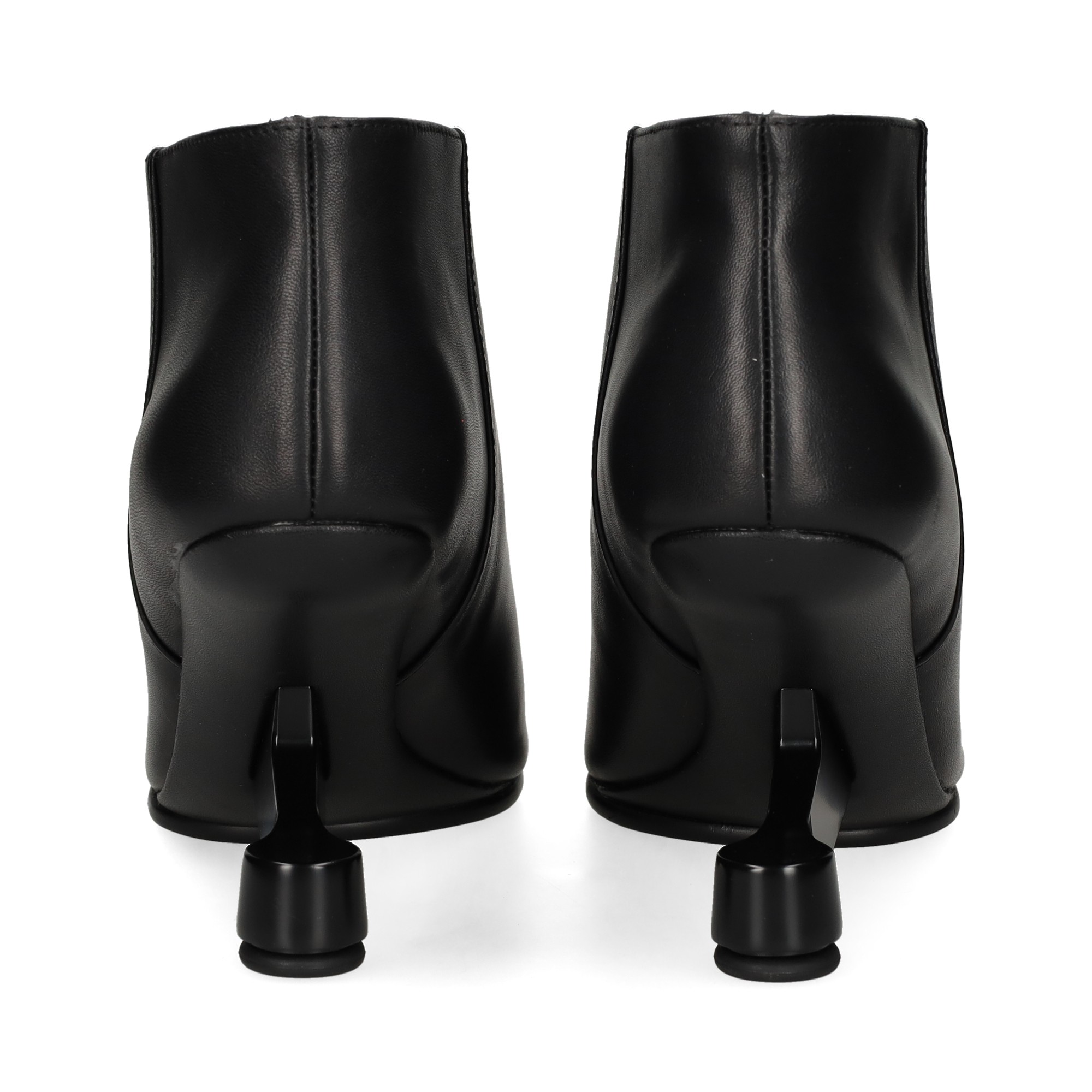 botin-tacon-metalico-piel-negro