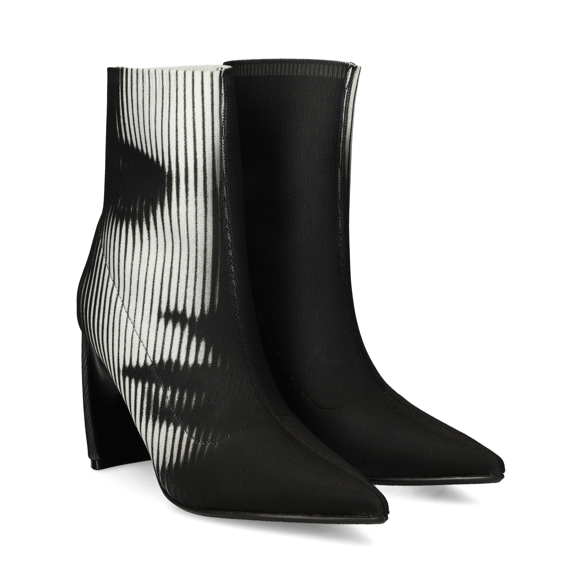 bota-imagen-mujer-calcetin-negro