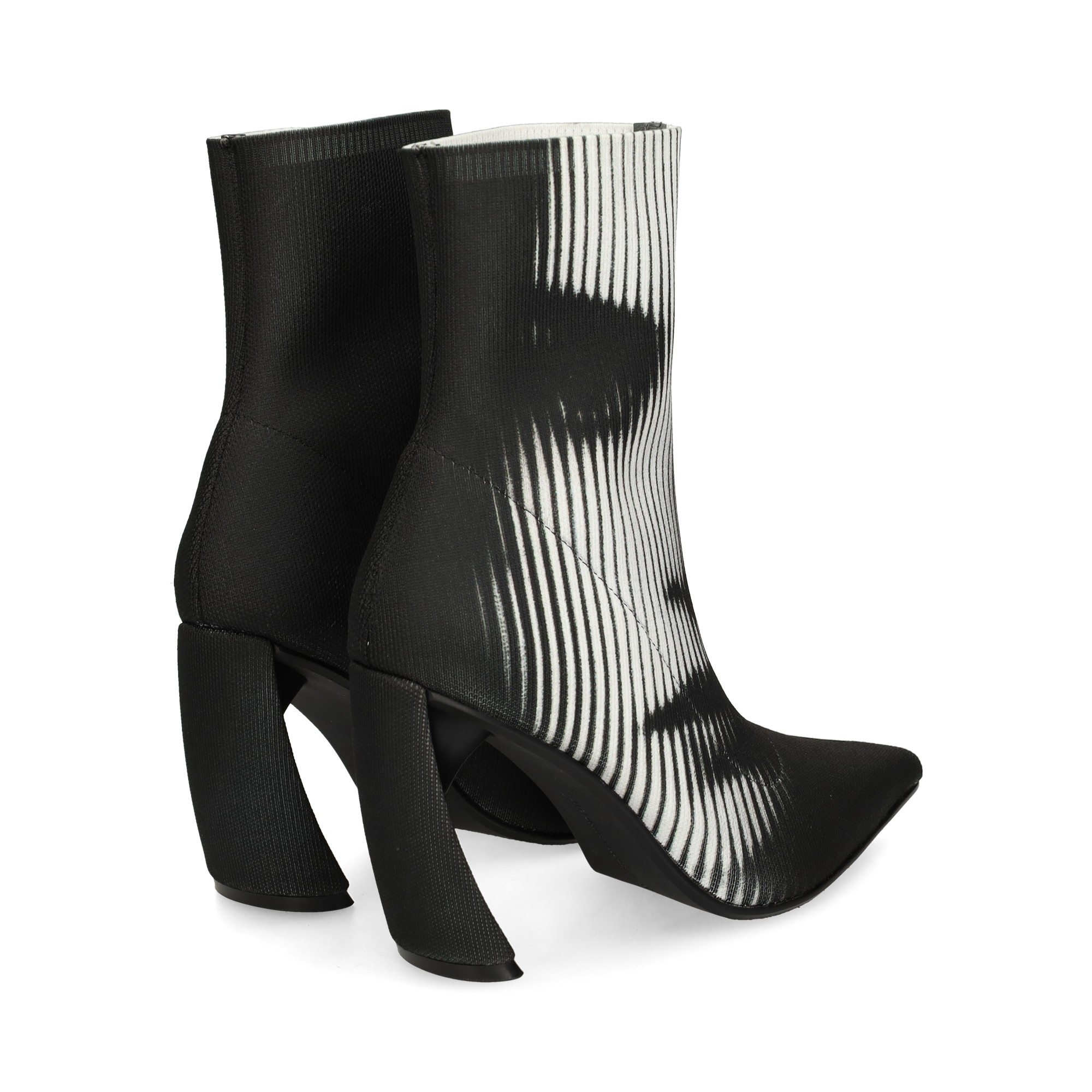 bota-imagen-mujer-calcetin-negro