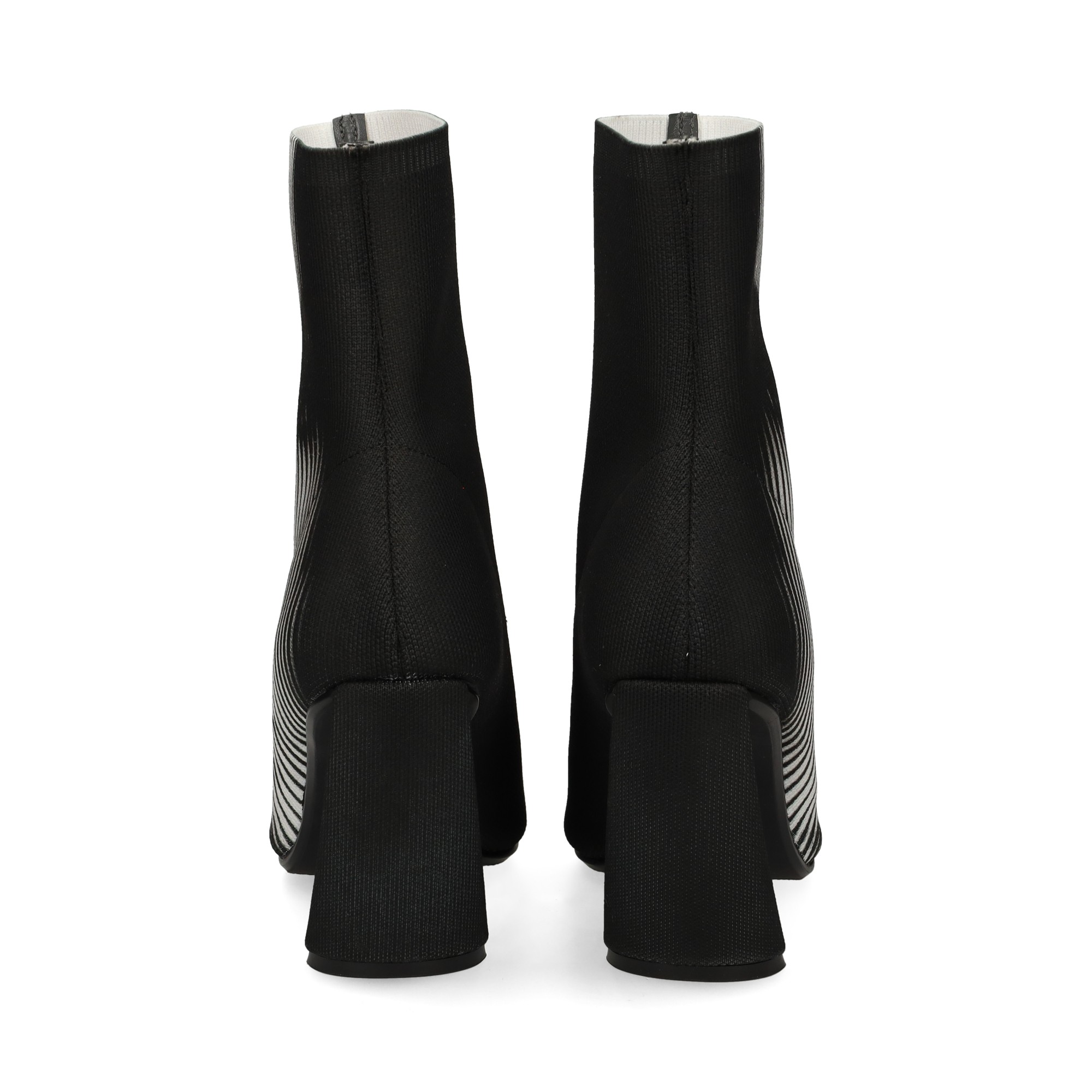 bota-imagen-mujer-calcetin-negro