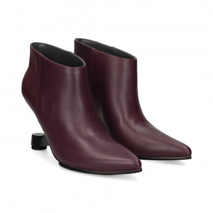 BOTIN TACON METALICO PIEL BURDEOS FIG