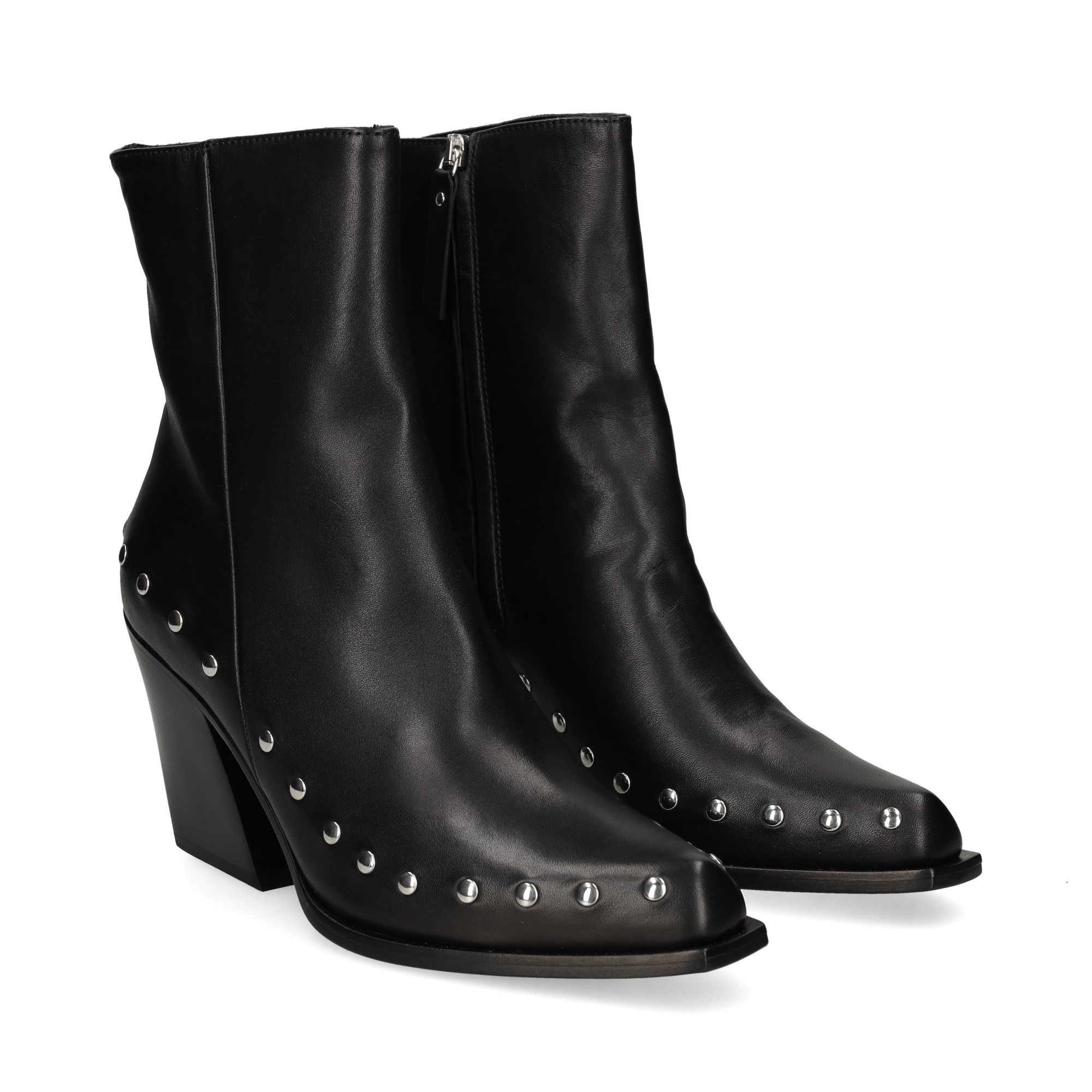 botin-tachuelas-contorno-ante-negro