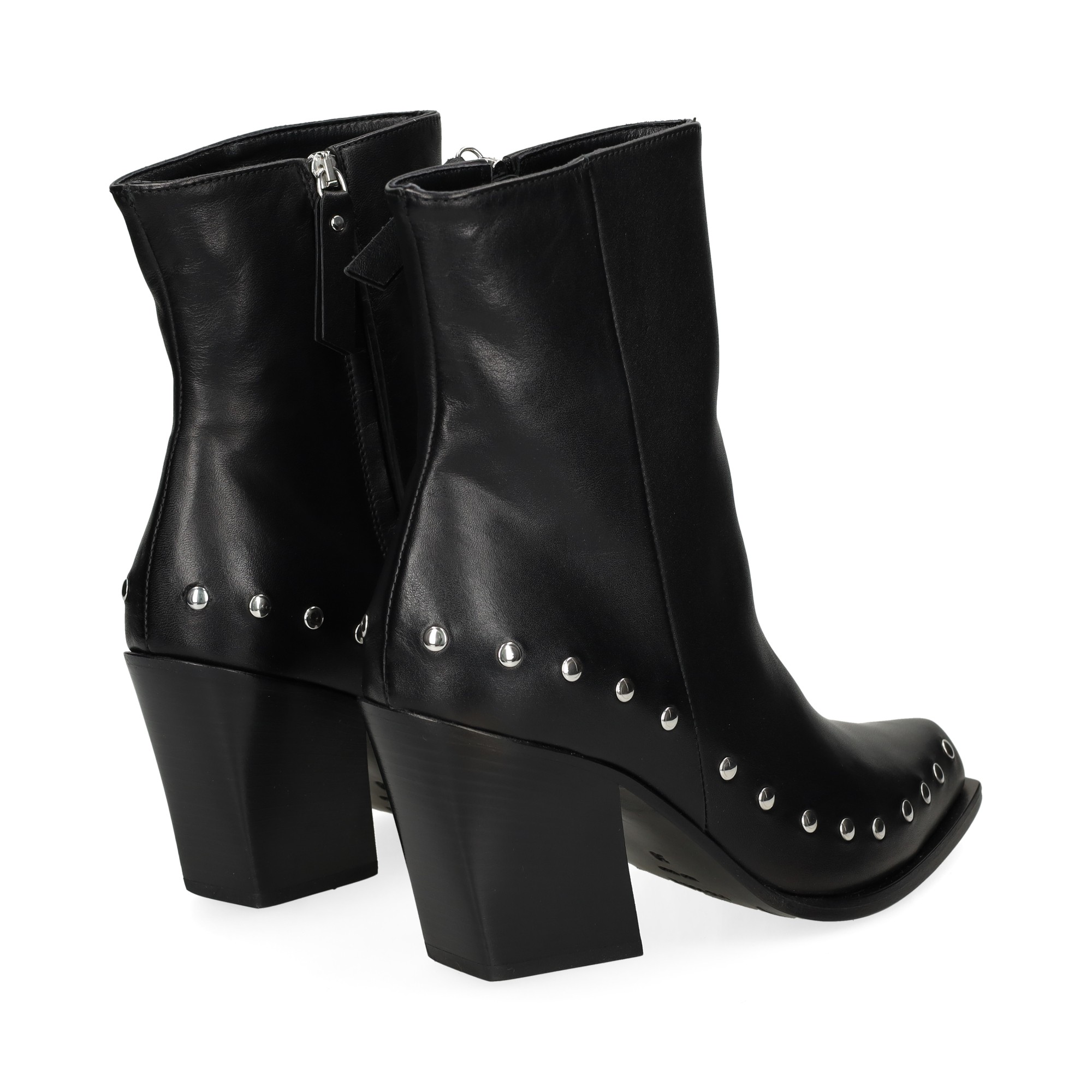 botin-tachuelas-contorno-ante-negro