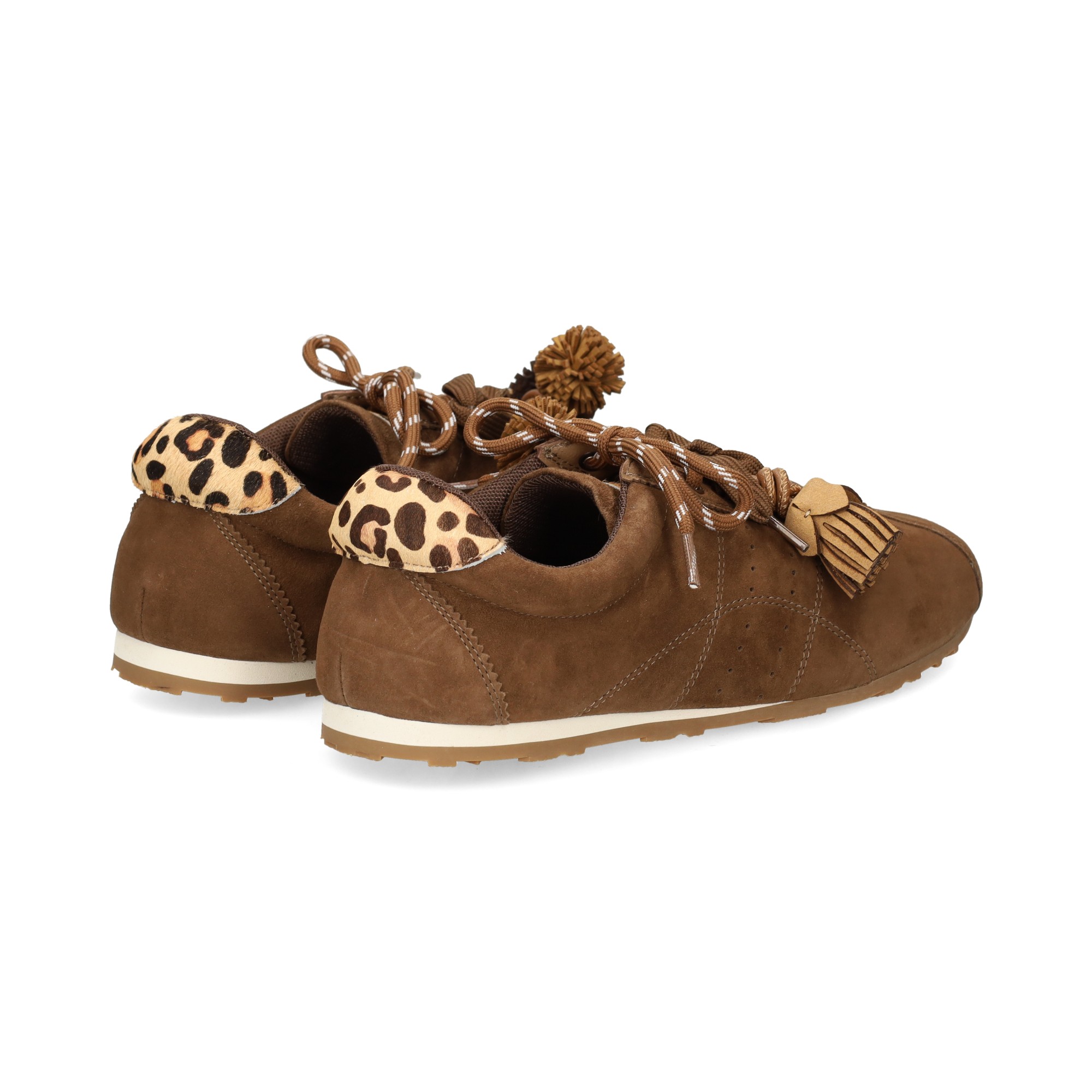 deportivo-borlas-beige