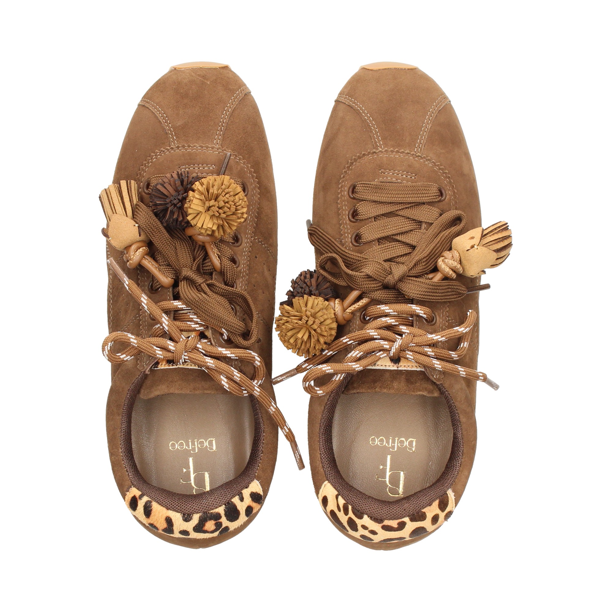 deportivo-borlas-beige