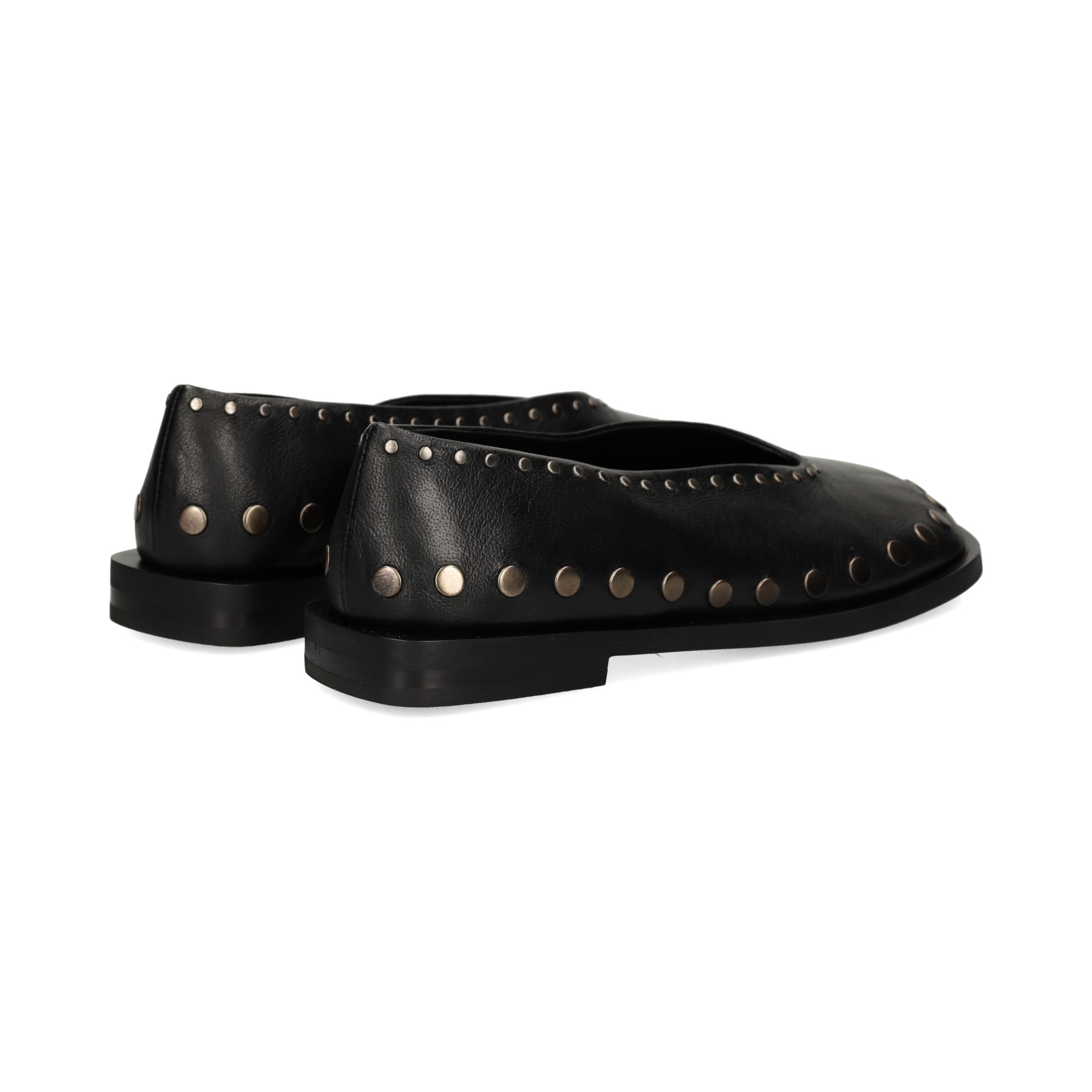 bailarina-tachuelas-piel-negro