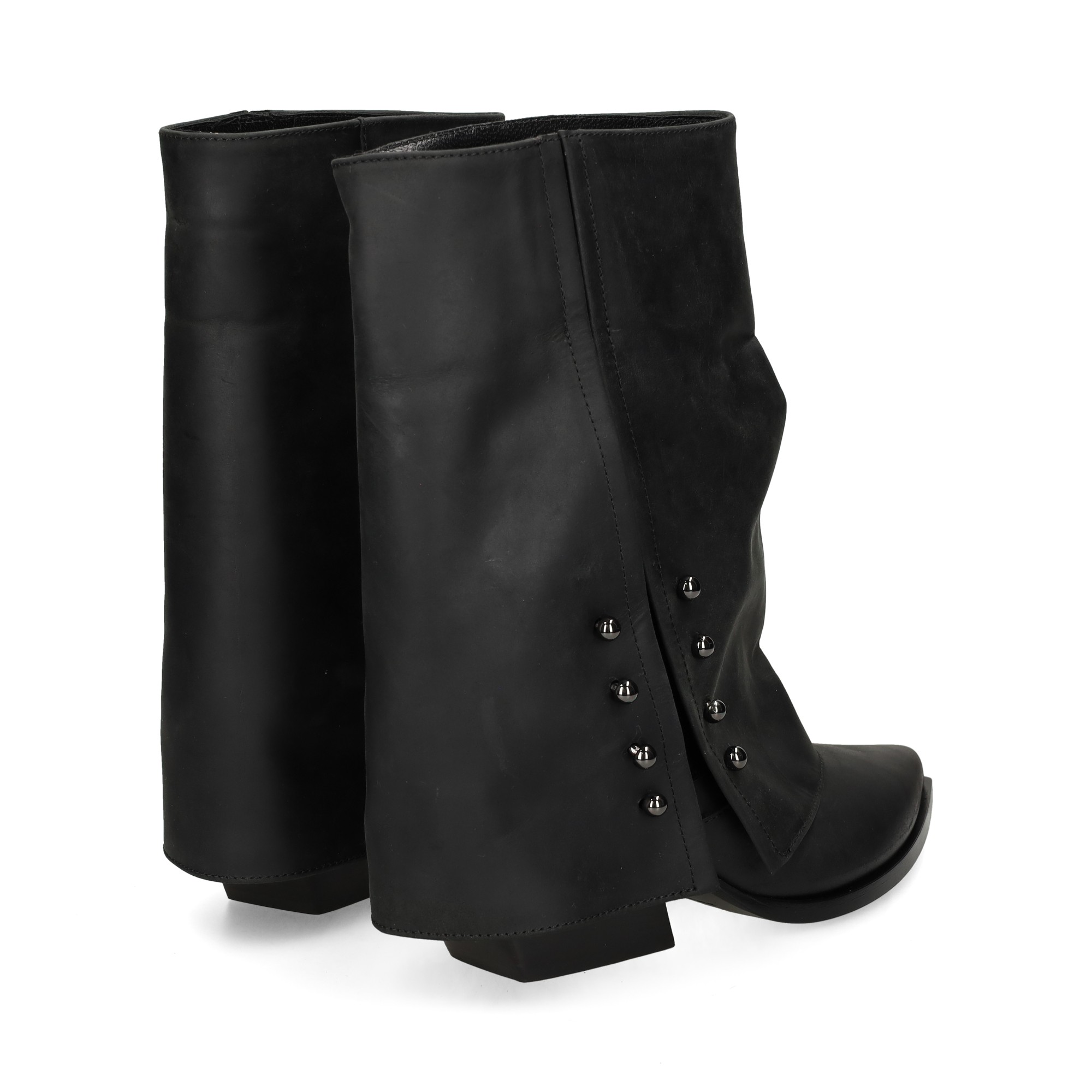 botin-pircing-lados-piel-engrasada-negro