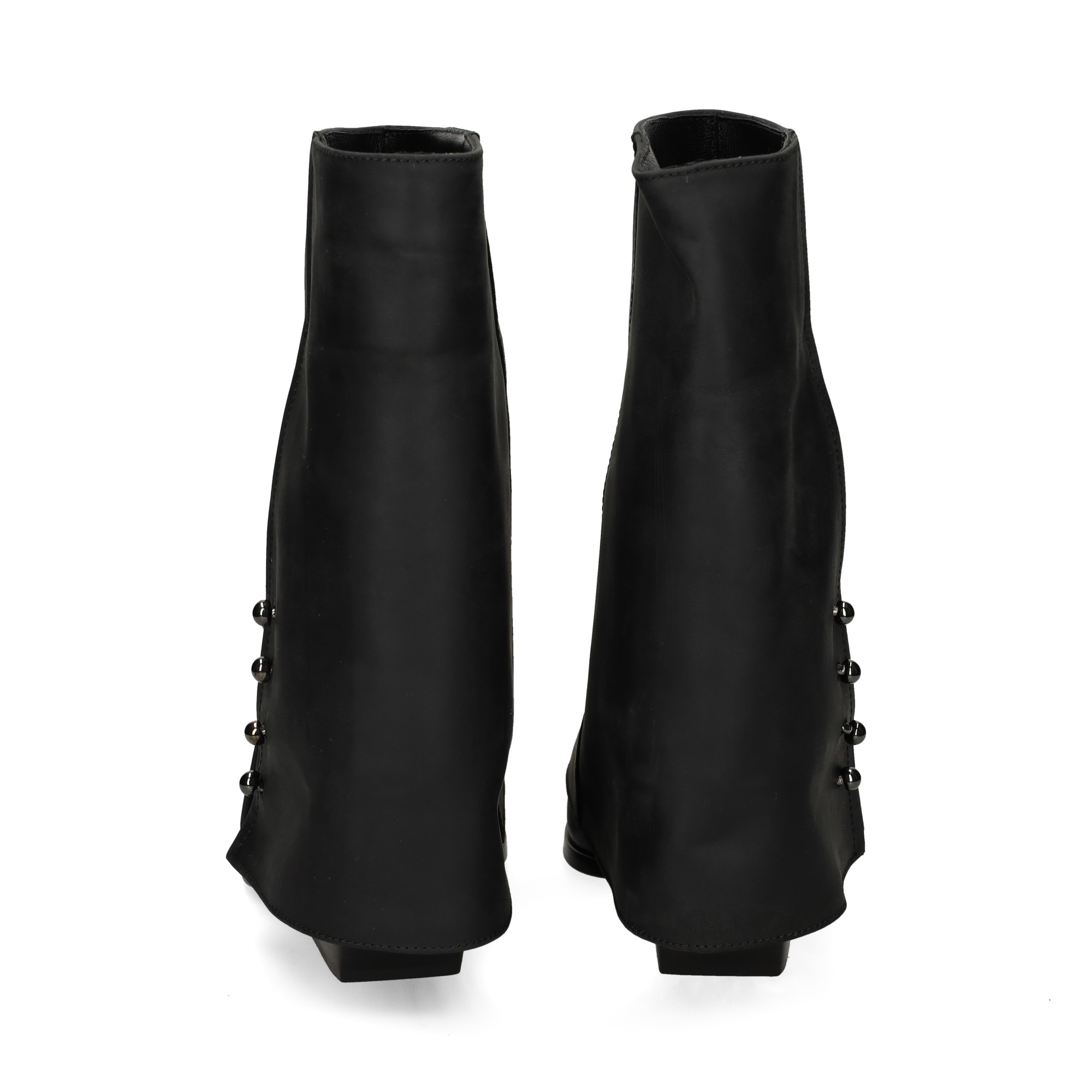 botin-pircing-lados-piel-engrasada-negro