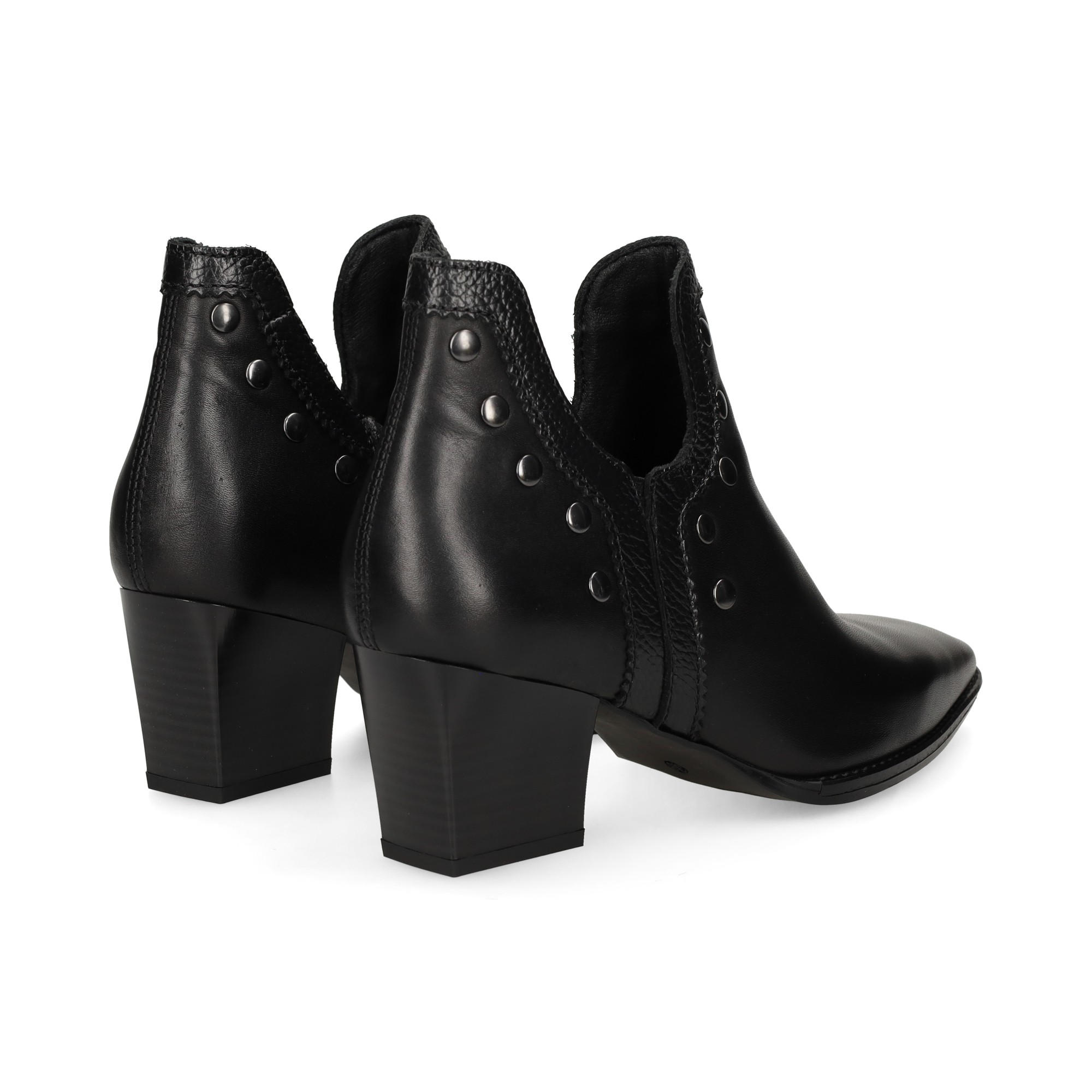 botin-tacon-abertura-tachas-piel-negro