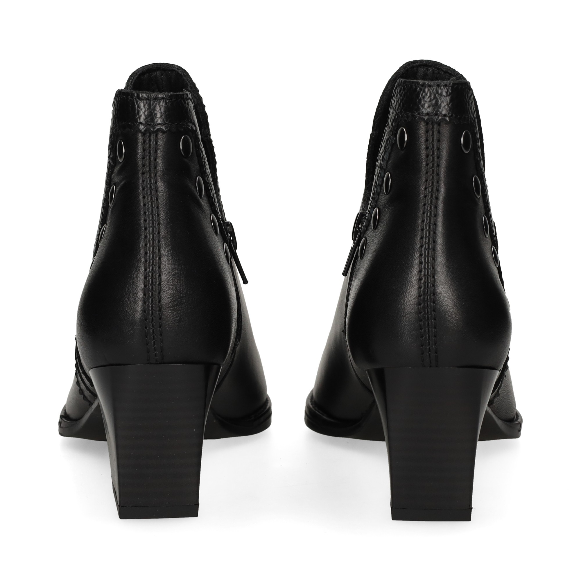 botin-tacon-abertura-tachas-piel-negro