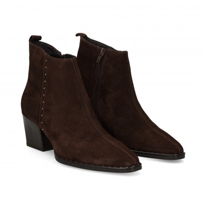 botin-tacon-detalle-tachas-chocolate