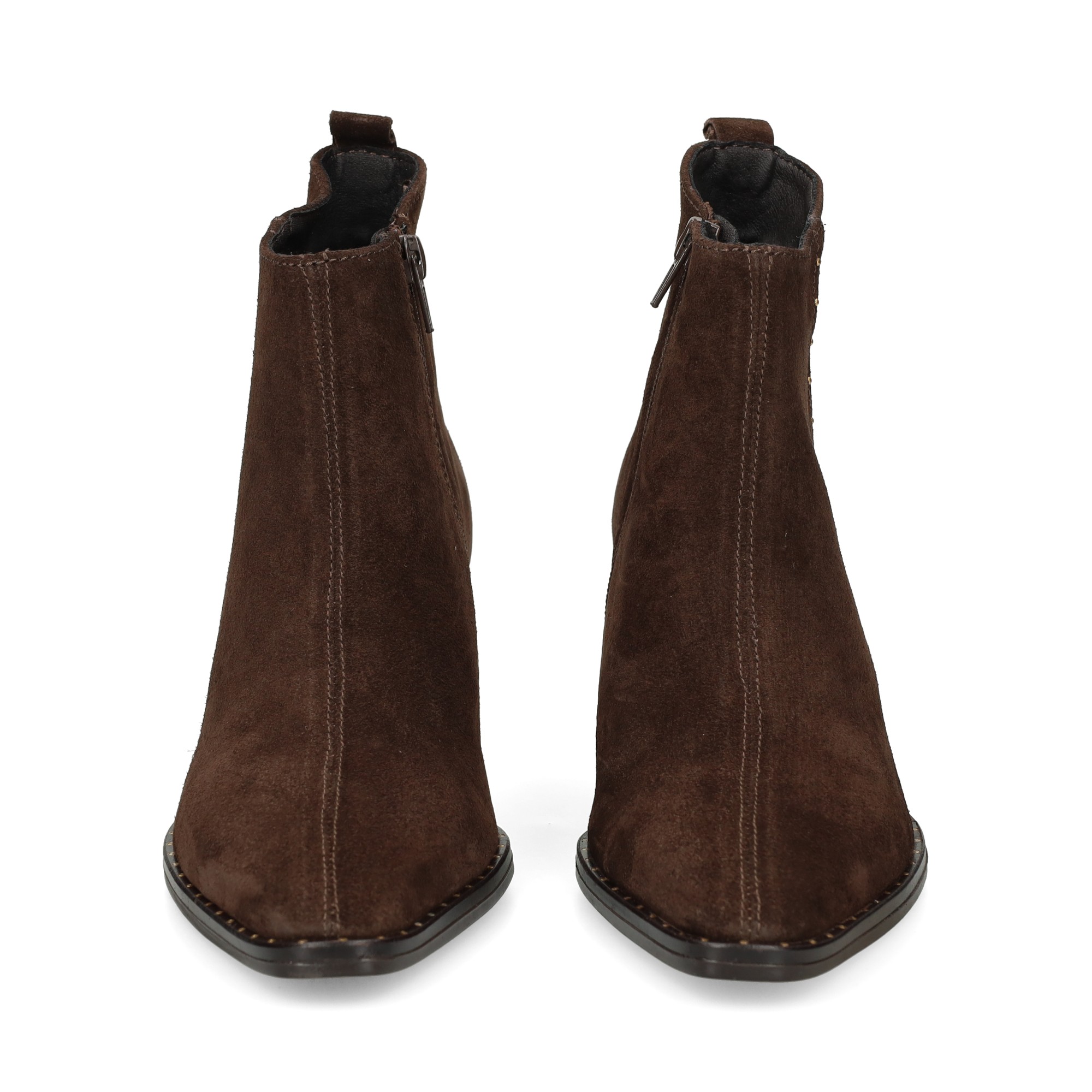 botin-tacon-detalle-tachas-chocolate