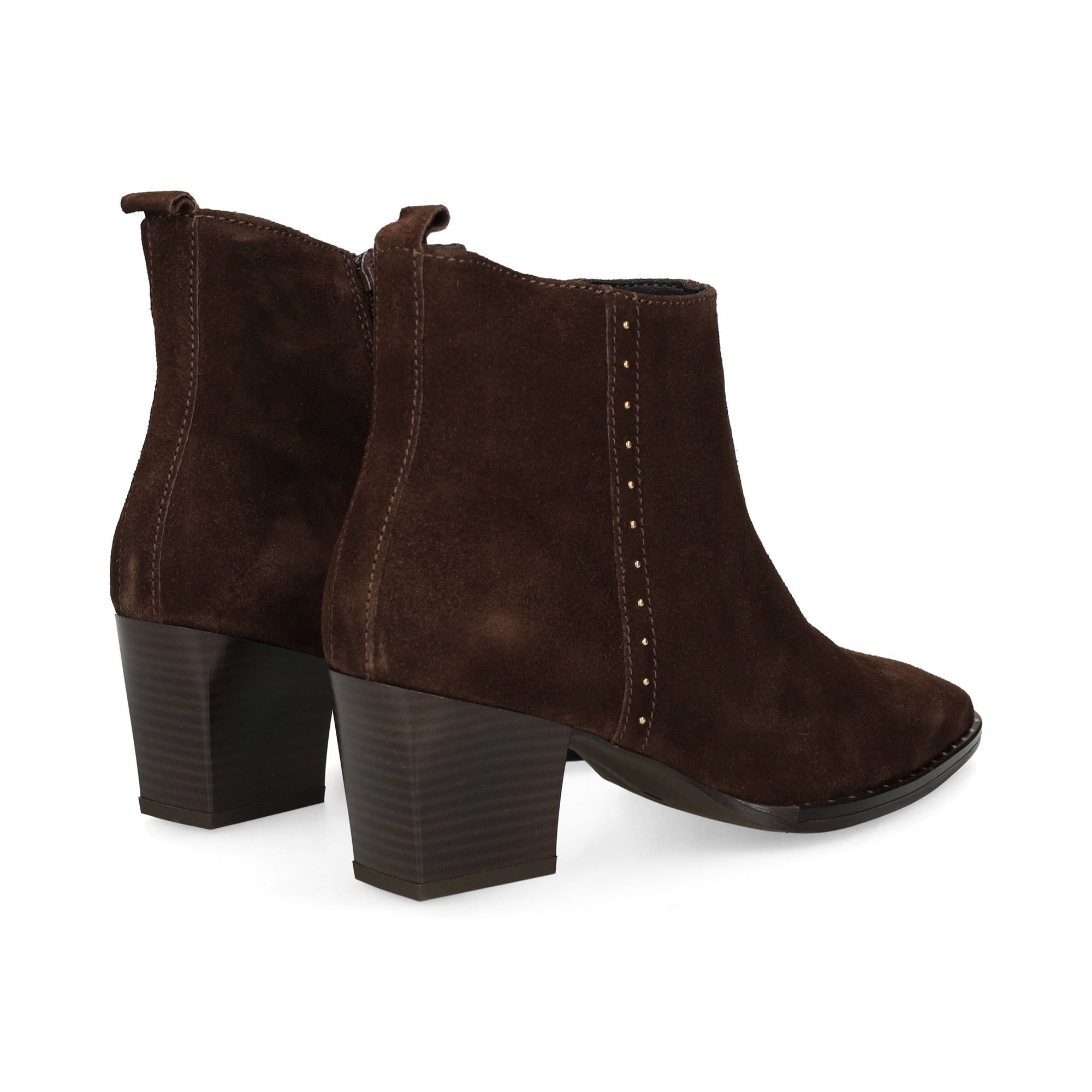 botin-tacon-detalle-tachas-chocolate